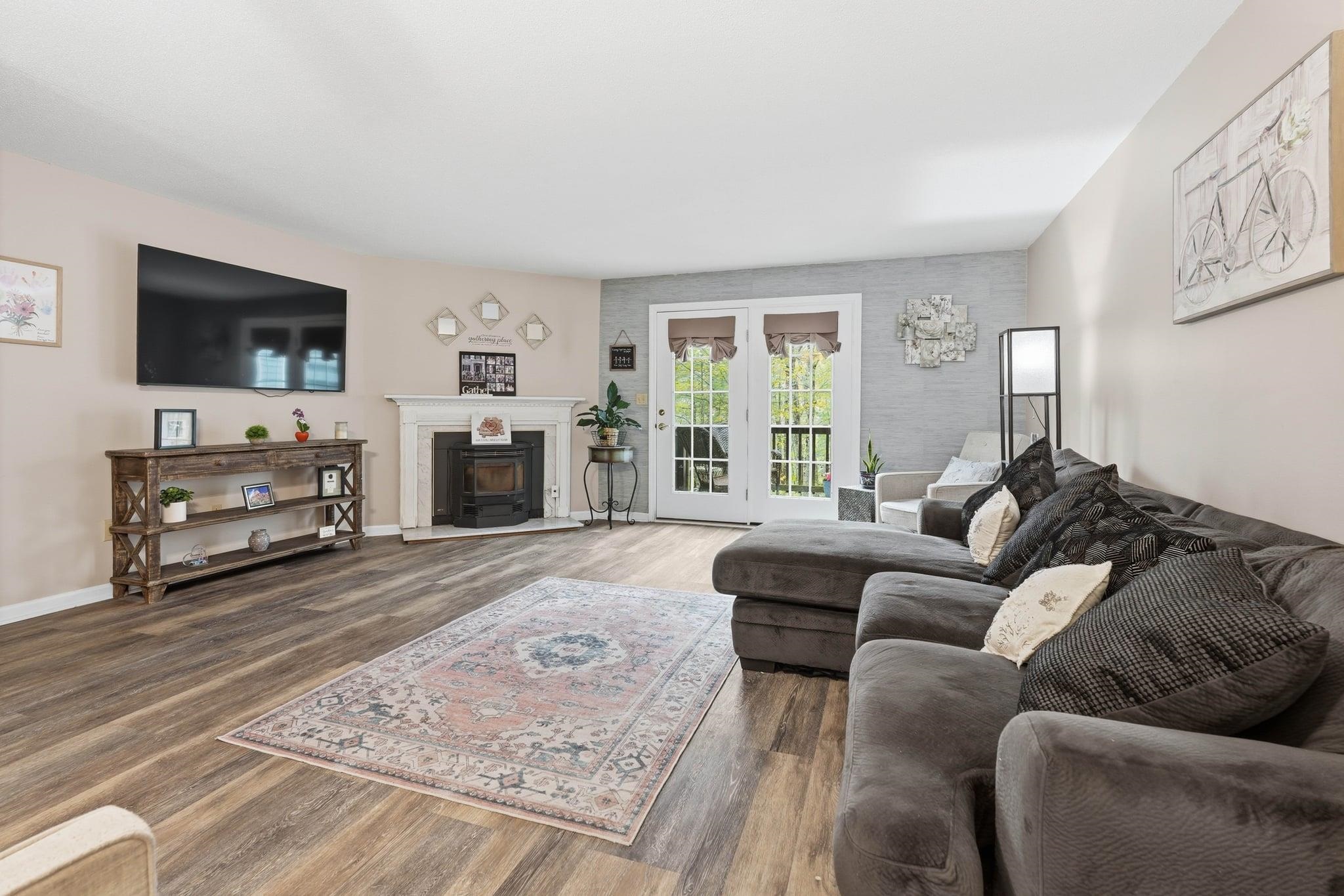 15 Walnut Cir, Merrimack, NH 03054
