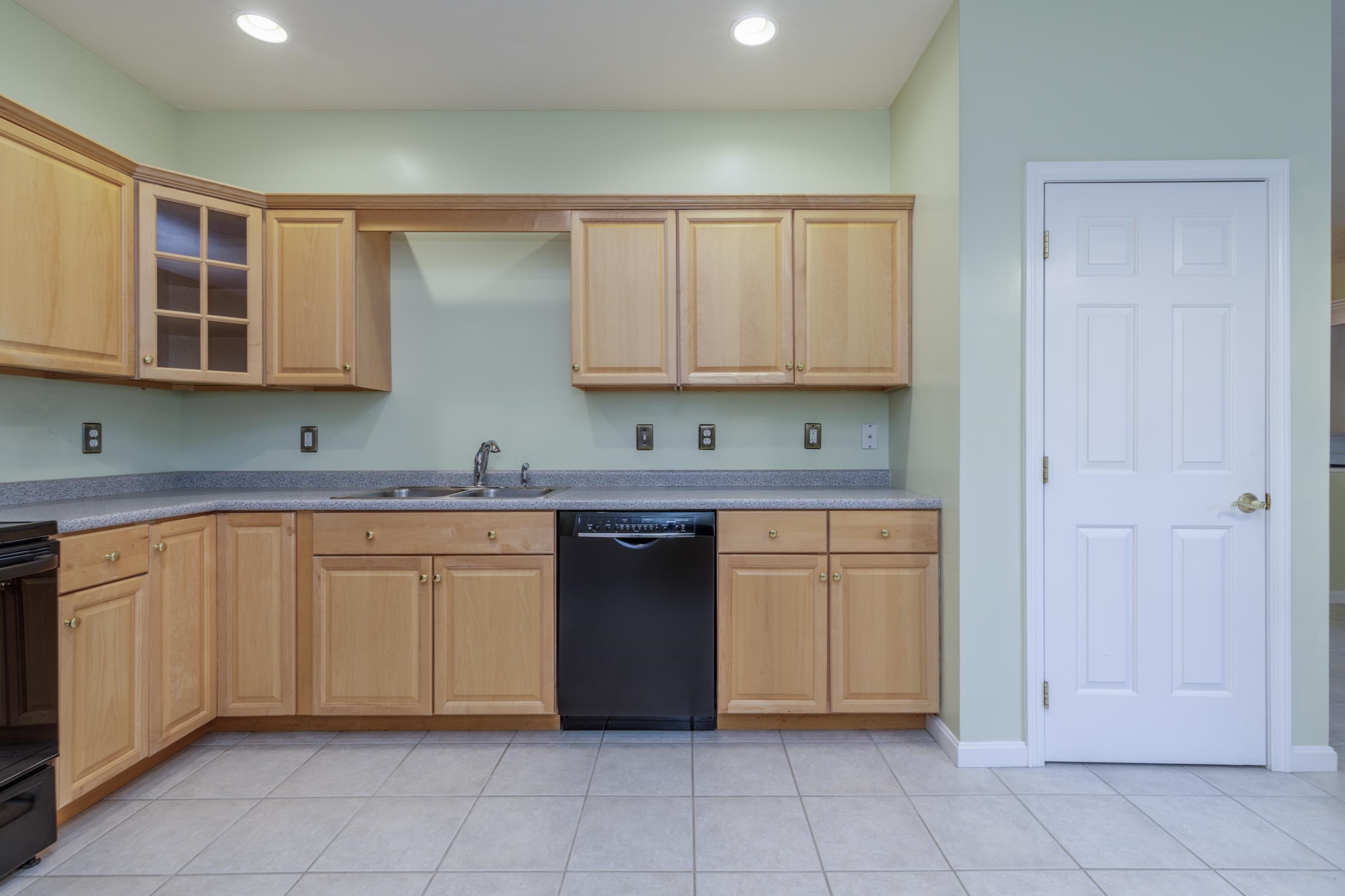 5 Lafond Ave, Hooksett, NH 03106