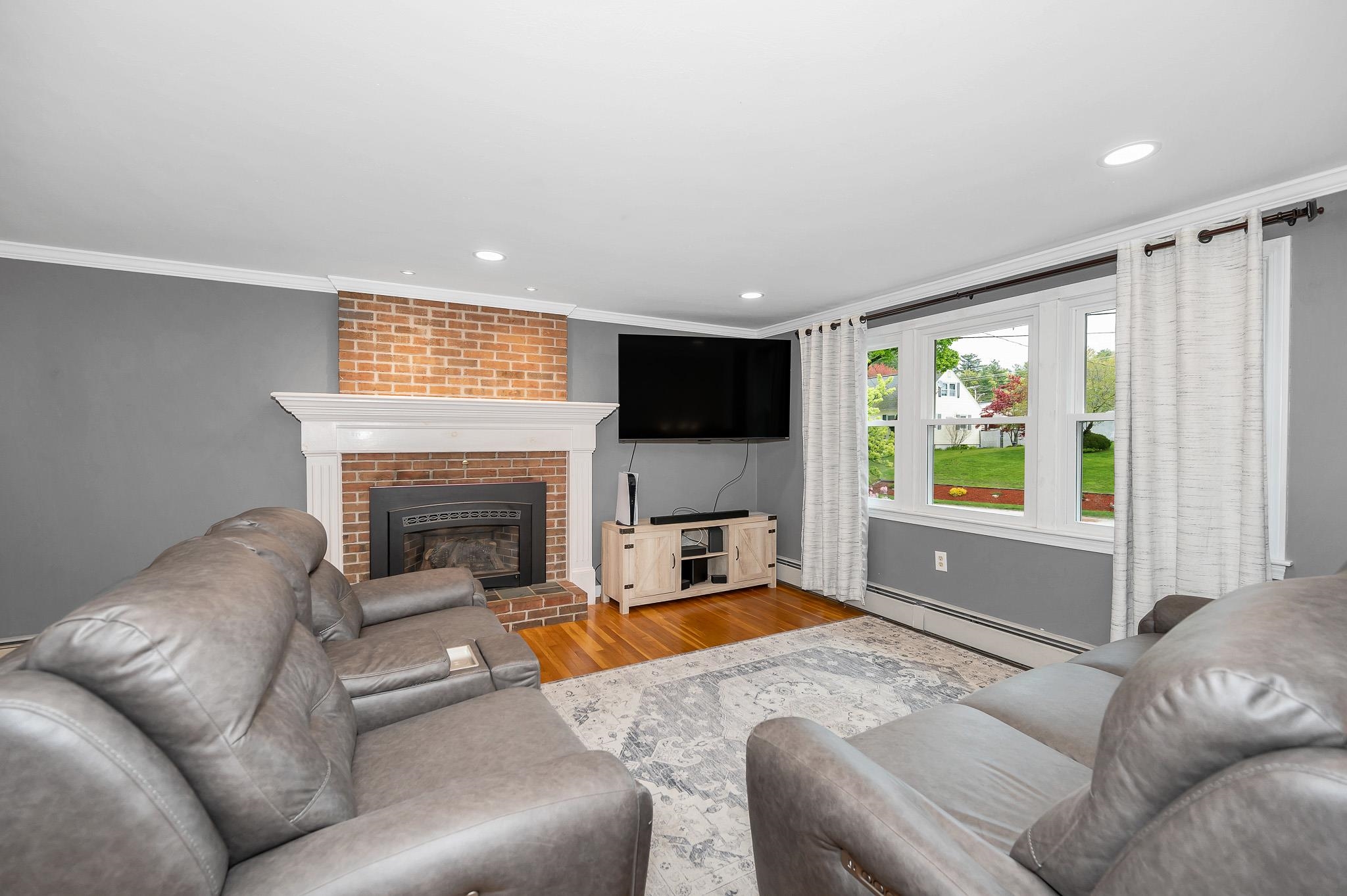 9 Sunrise Dr, Hudson, NH 03051