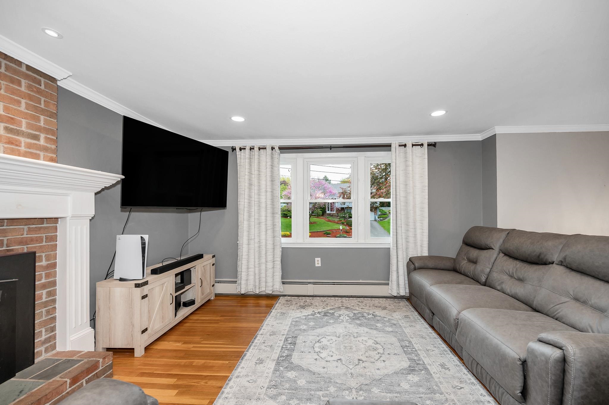 9 Sunrise Dr, Hudson, NH 03051