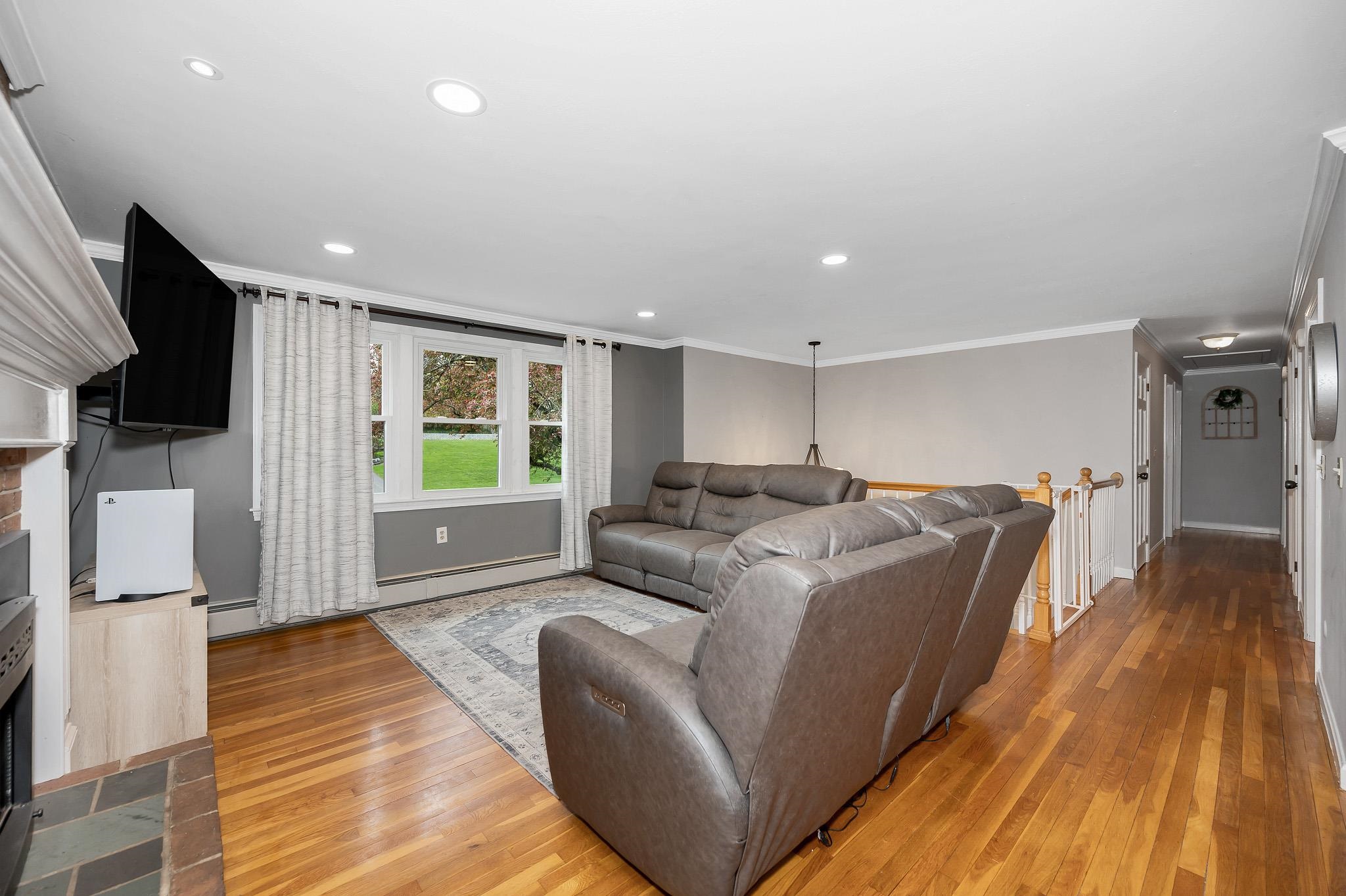 9 Sunrise Dr, Hudson, NH 03051
