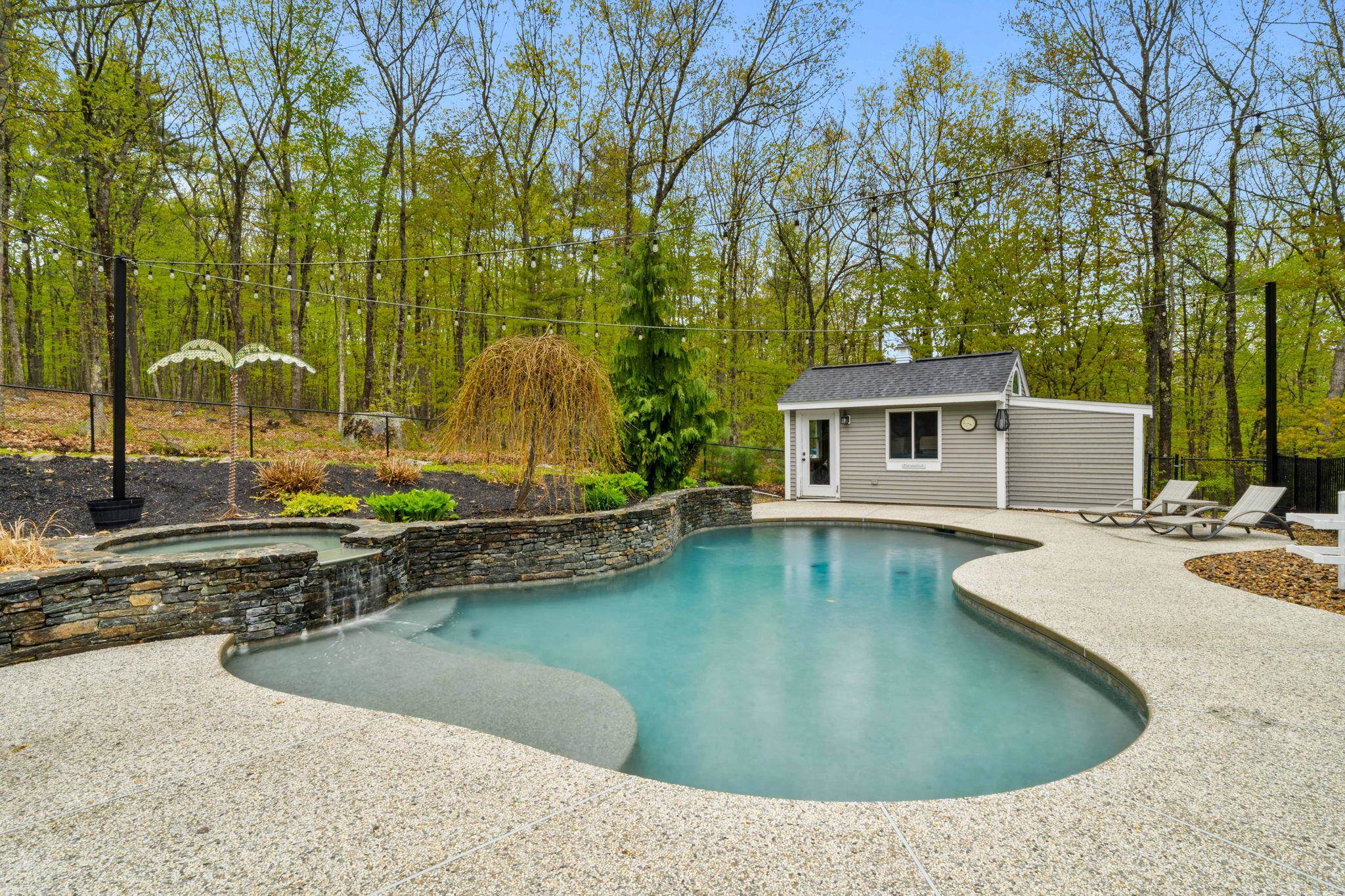 36 Peppermint St, Goffstown, NH 03045