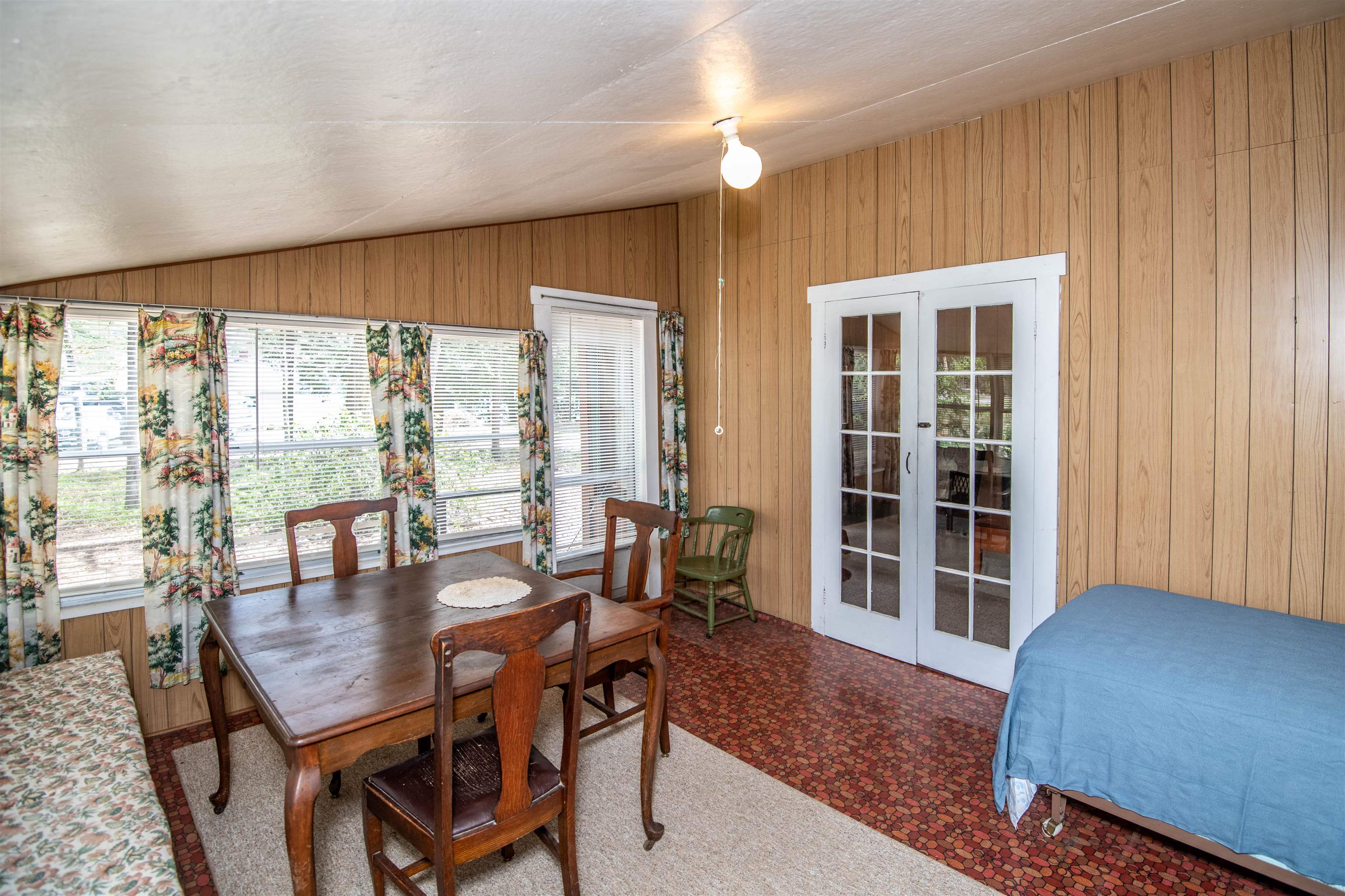 Dining/Porch Area 25255182