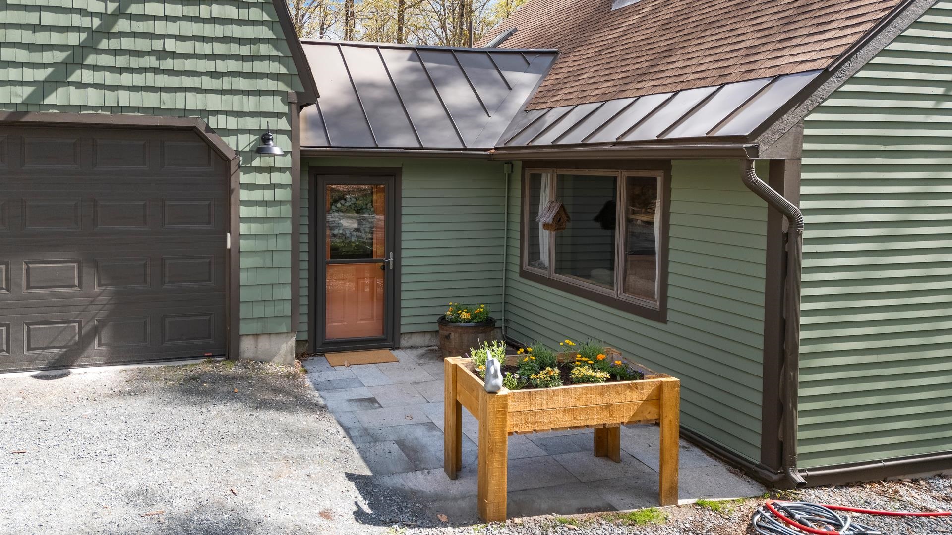 12 Hidden Ln, Enfield, NH 03748
