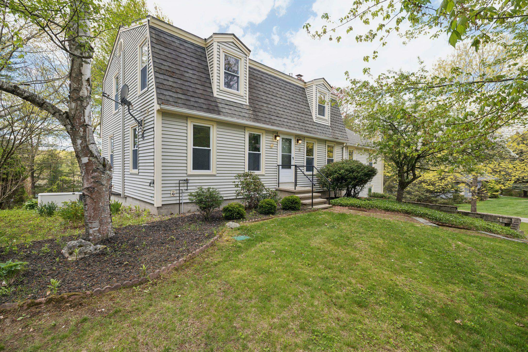 8 Queens Way, Merrimack, NH 03054