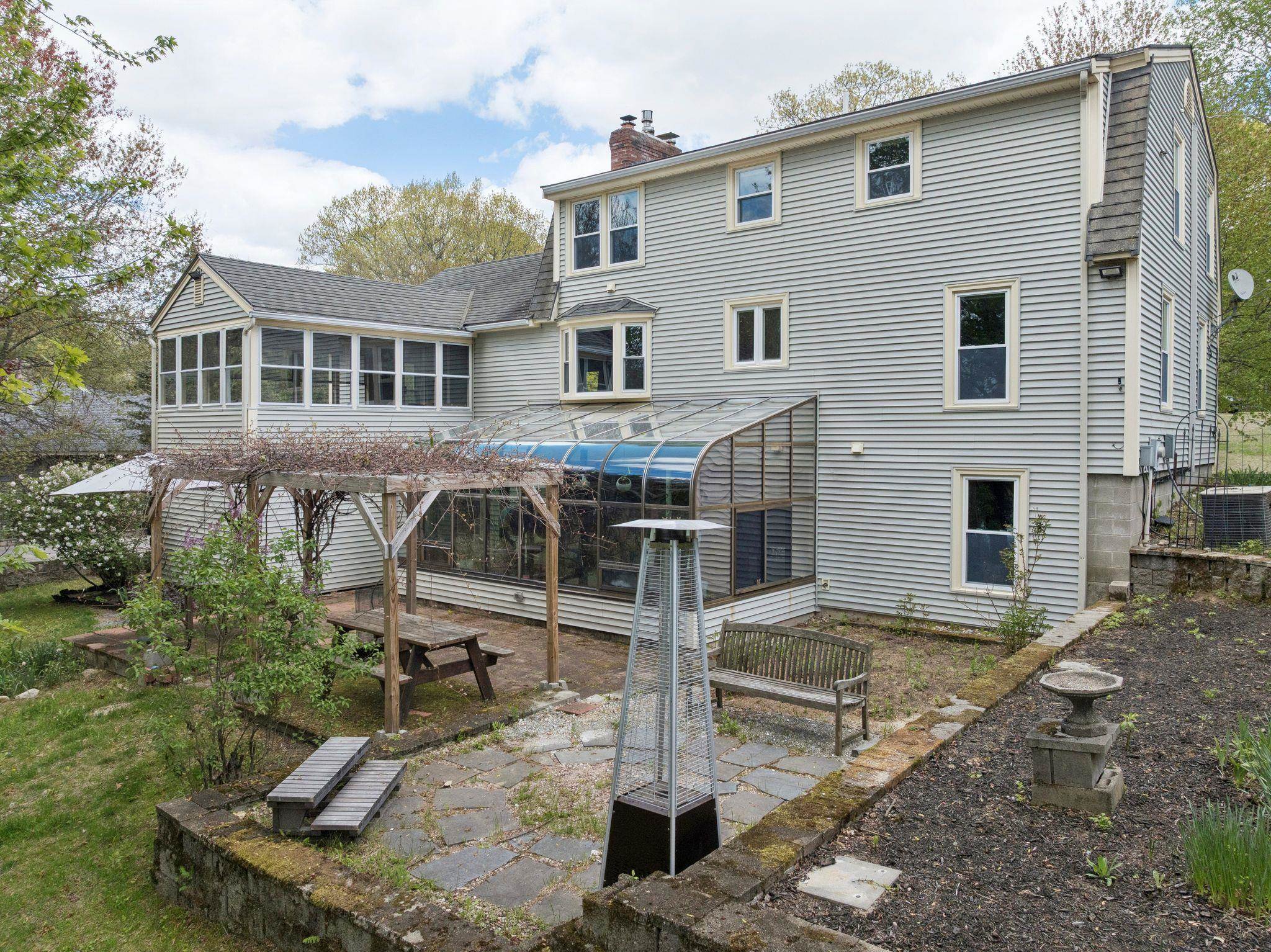 8 Queens Way, Merrimack, NH 03054