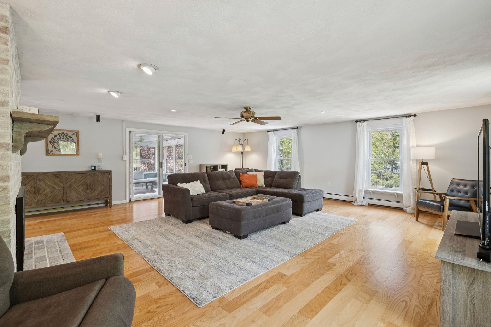 8 Queens Way, Merrimack, NH 03054