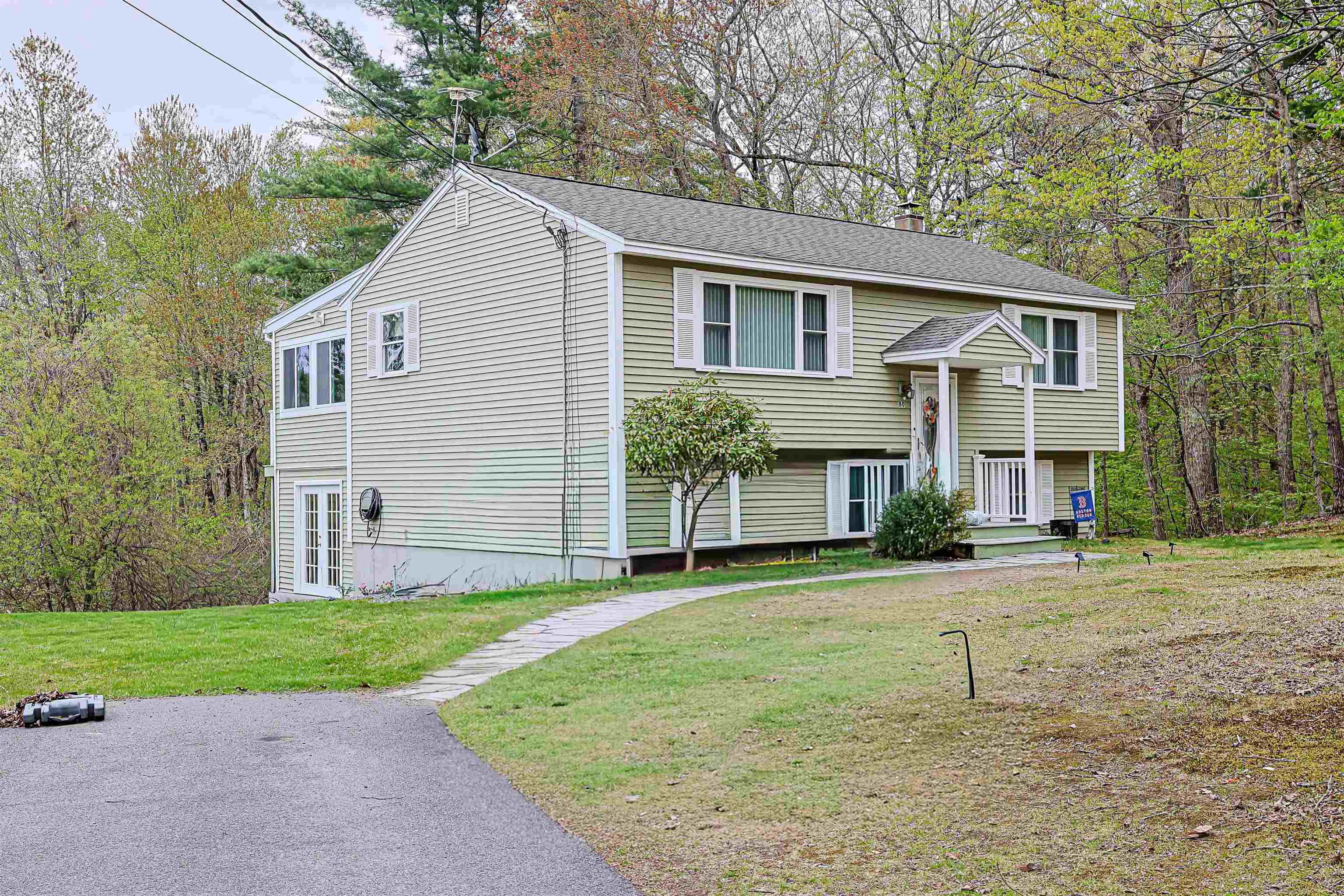 80 Hovey Rd, Londonderry, NH 03053