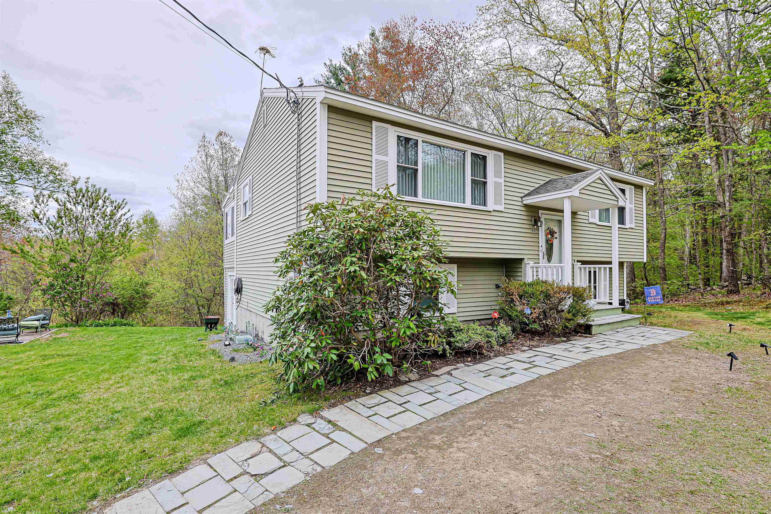 80 Hovey Rd, Londonderry, NH 03053