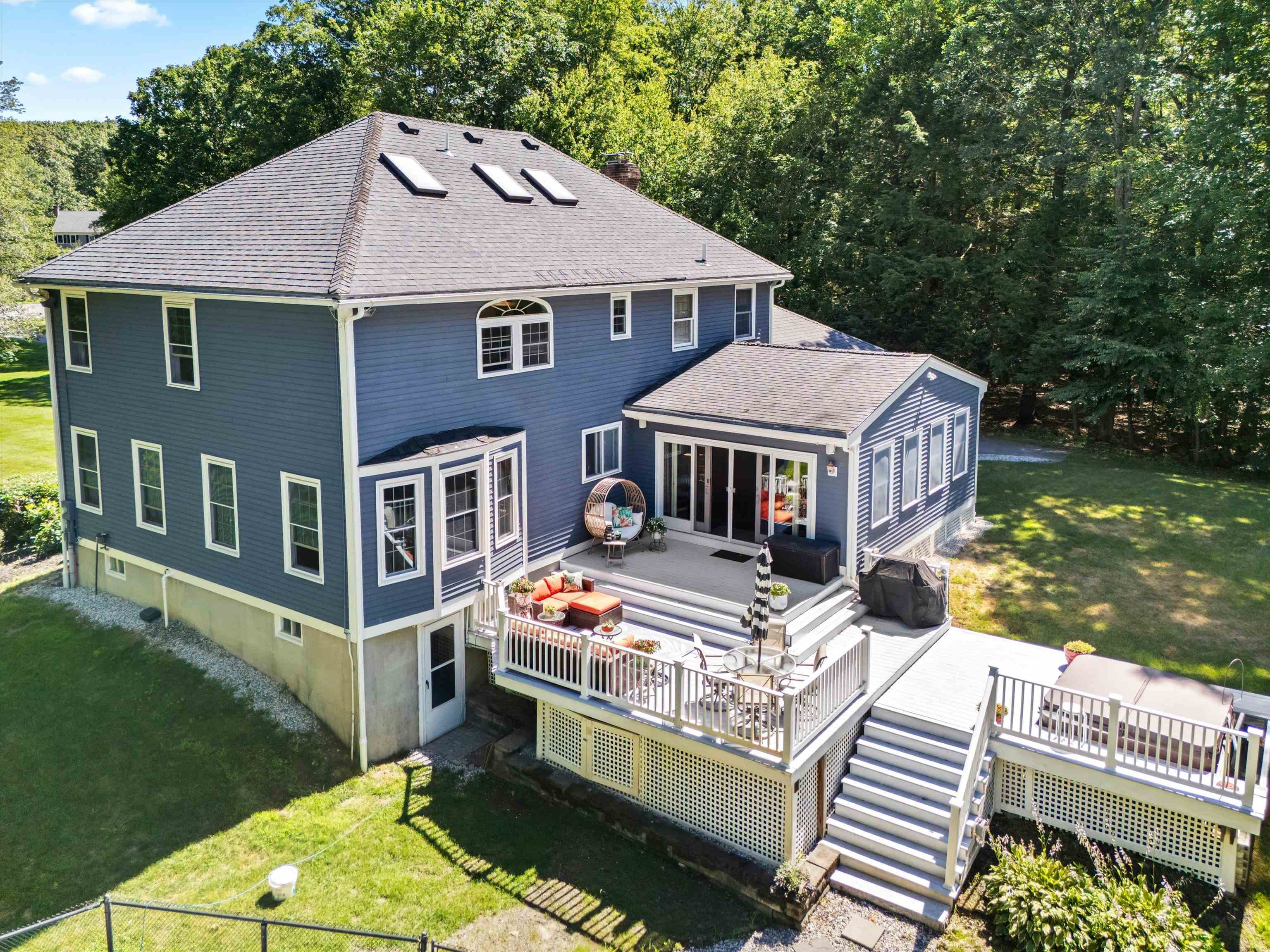 55 Page Ln, Hampstead, NH 03841