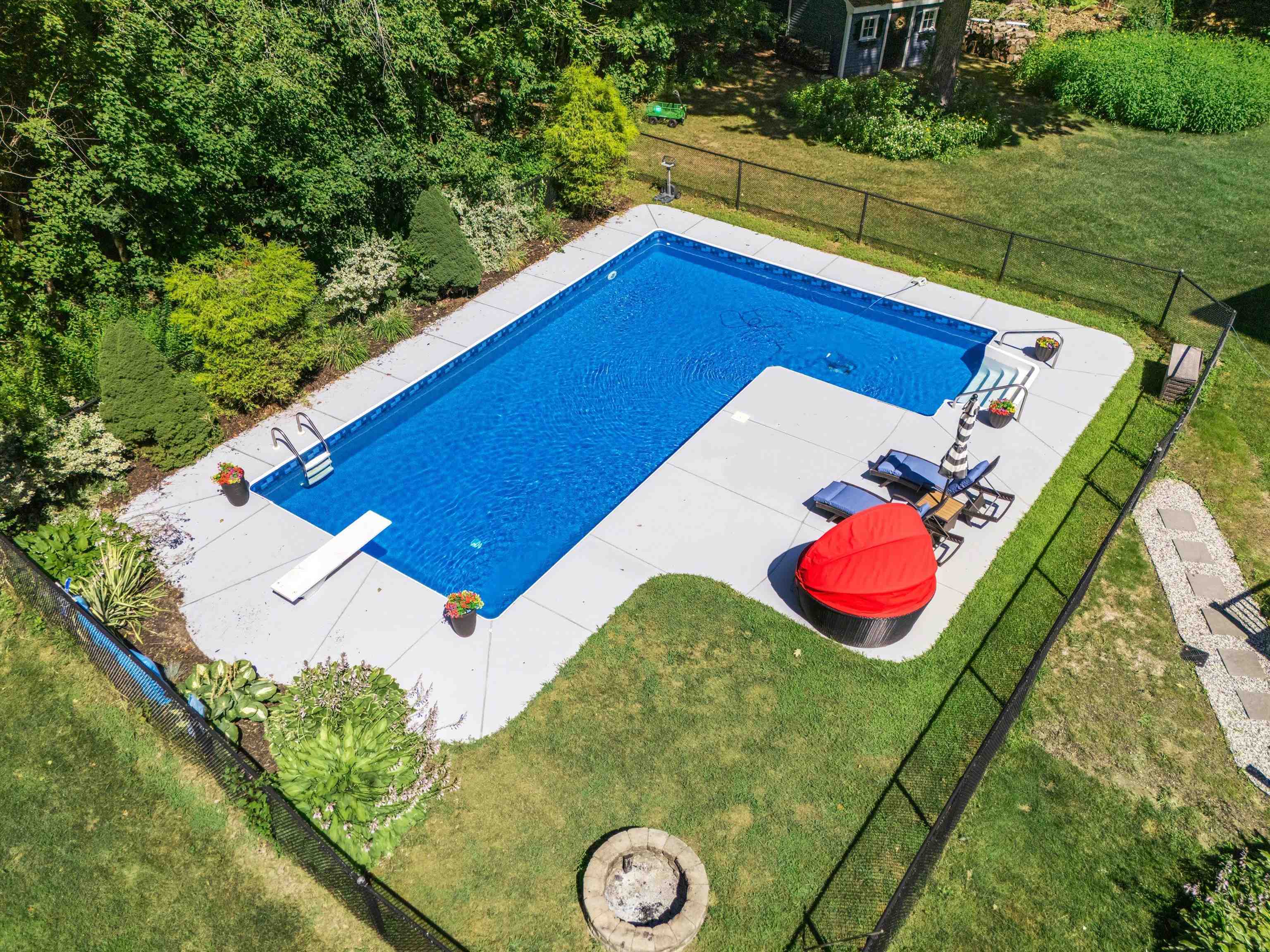 55 Page Ln, Hampstead, NH 03841