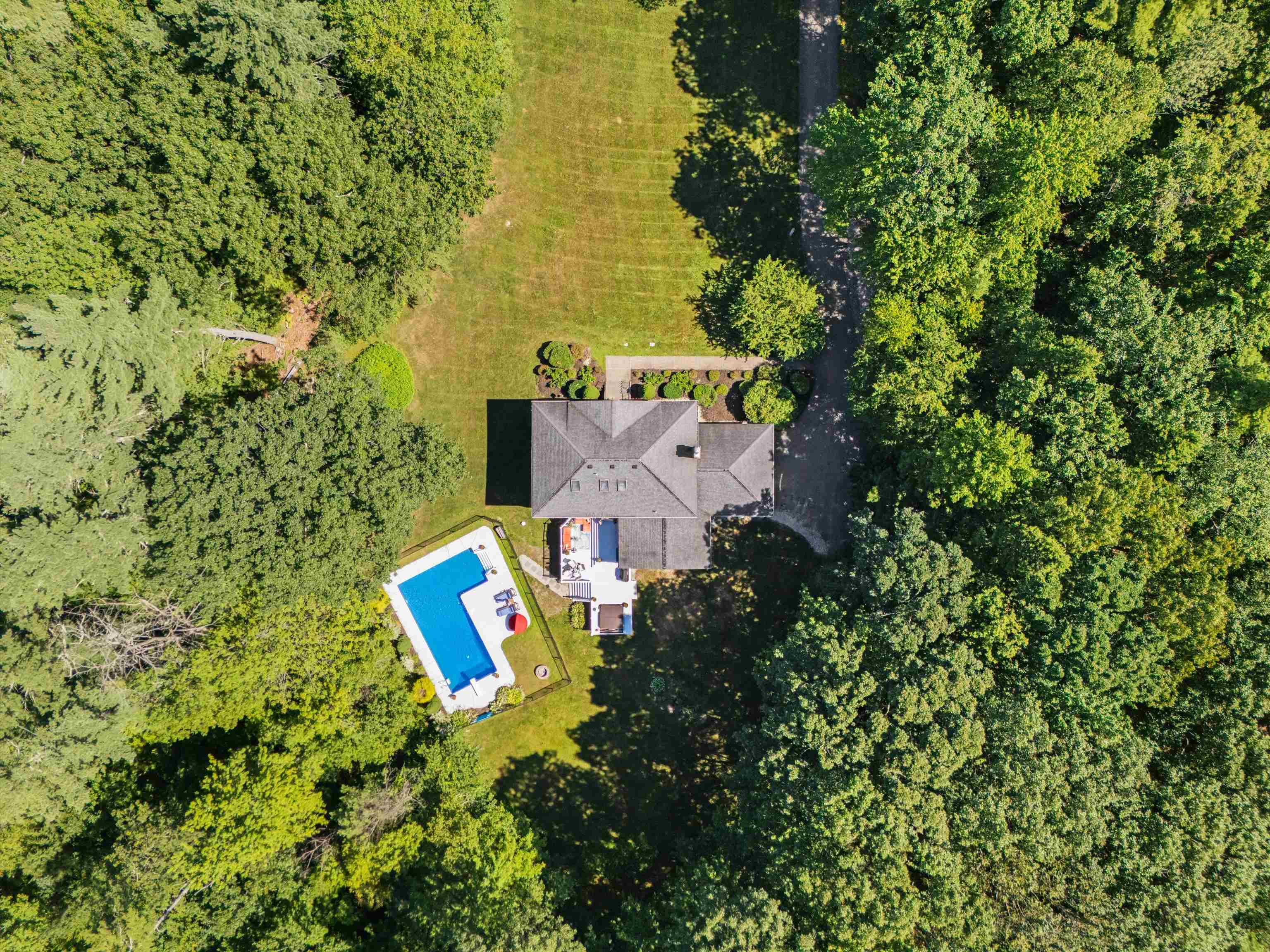 55 Page Ln, Hampstead, NH 03841