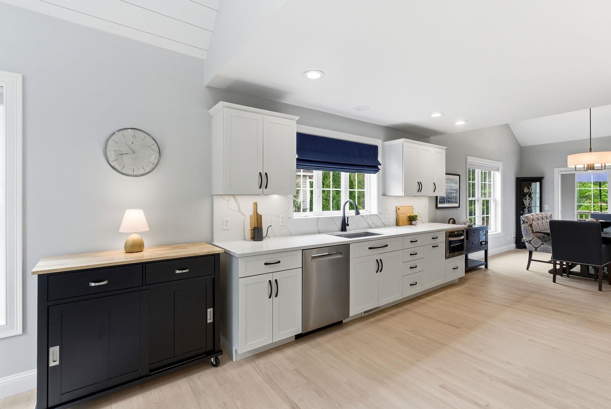 28 Greenvale Dr, Stratham, NH 03885