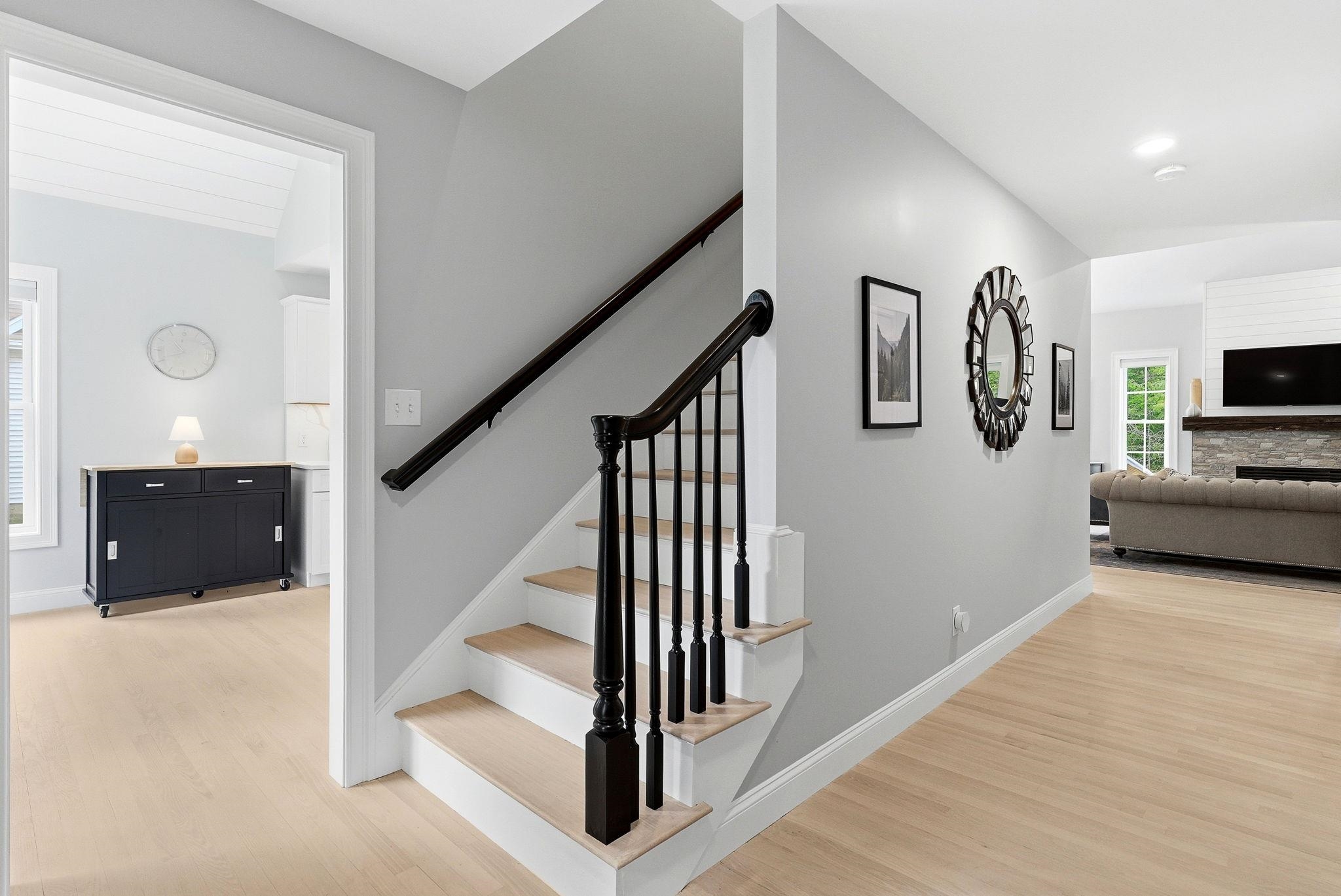 28 Greenvale Dr, Stratham, NH 03885