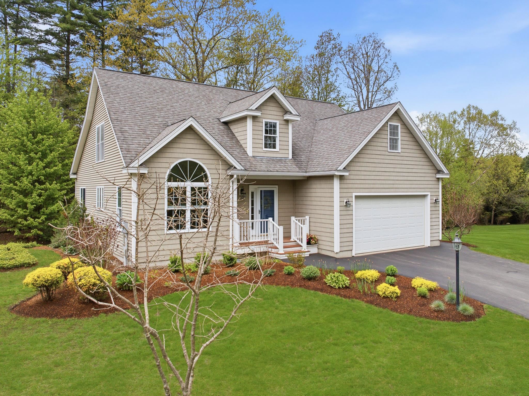 28 Greenvale Dr, Stratham, NH 03885