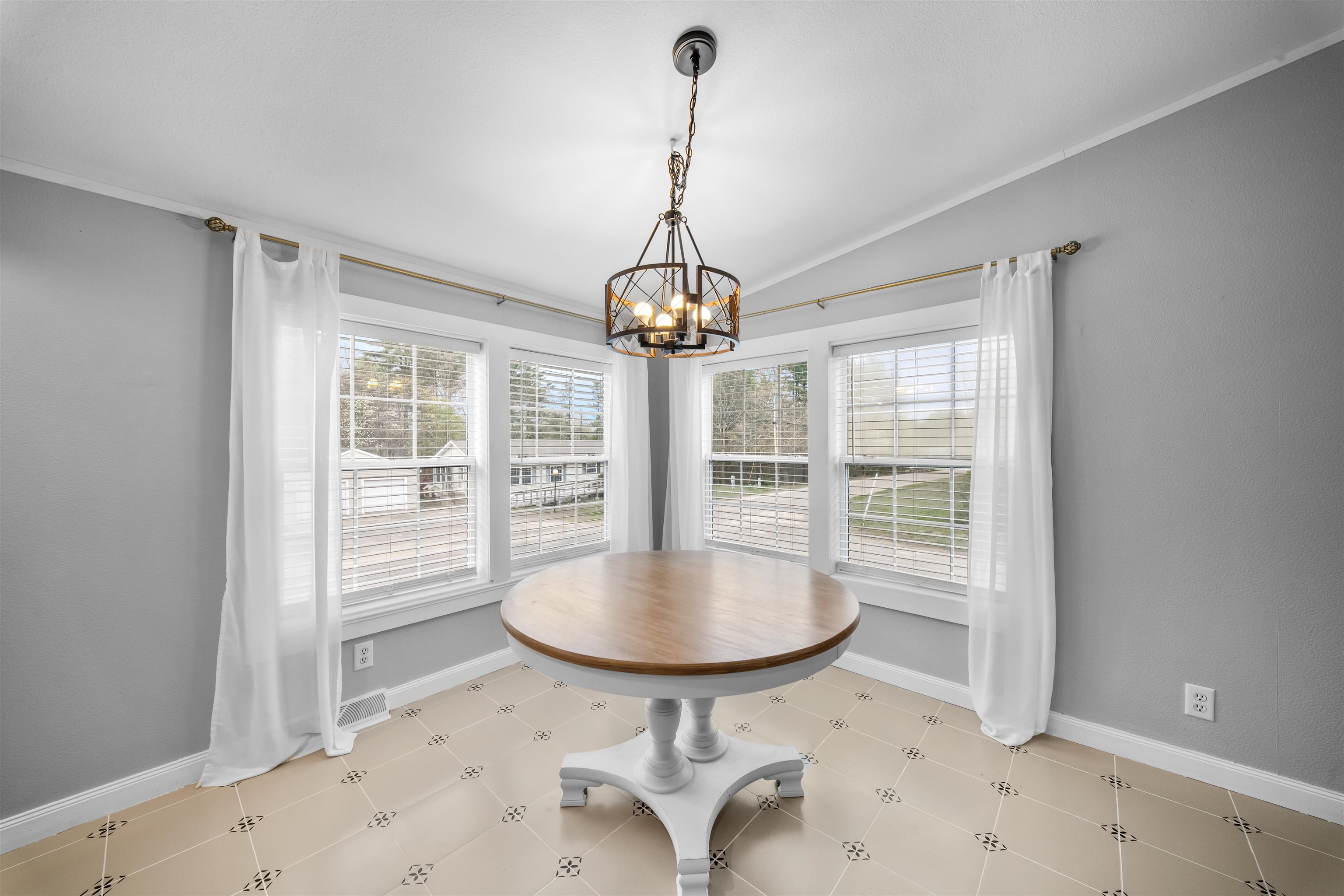 54 Spruce Dr, Farmington, NH 03835