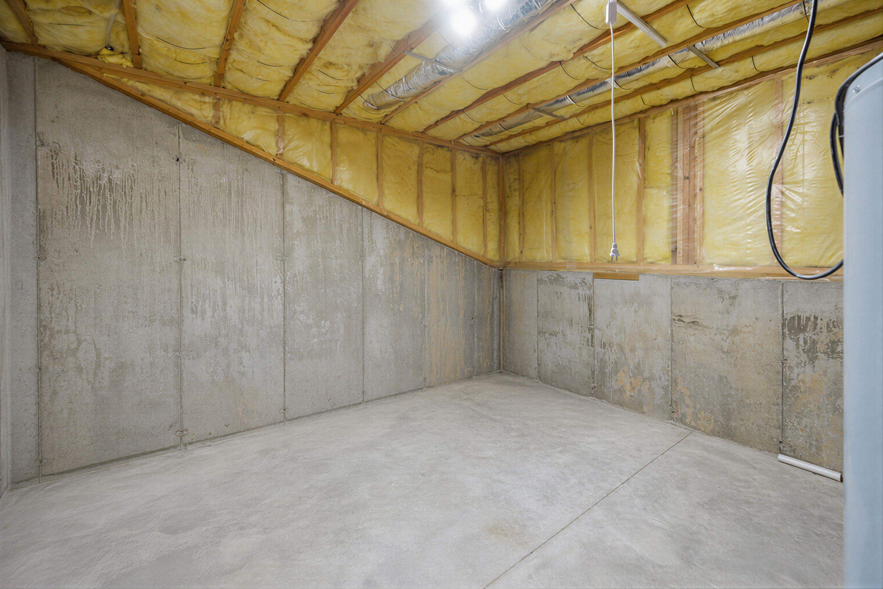 23 Phillips Rd, Sandown, NH 03873