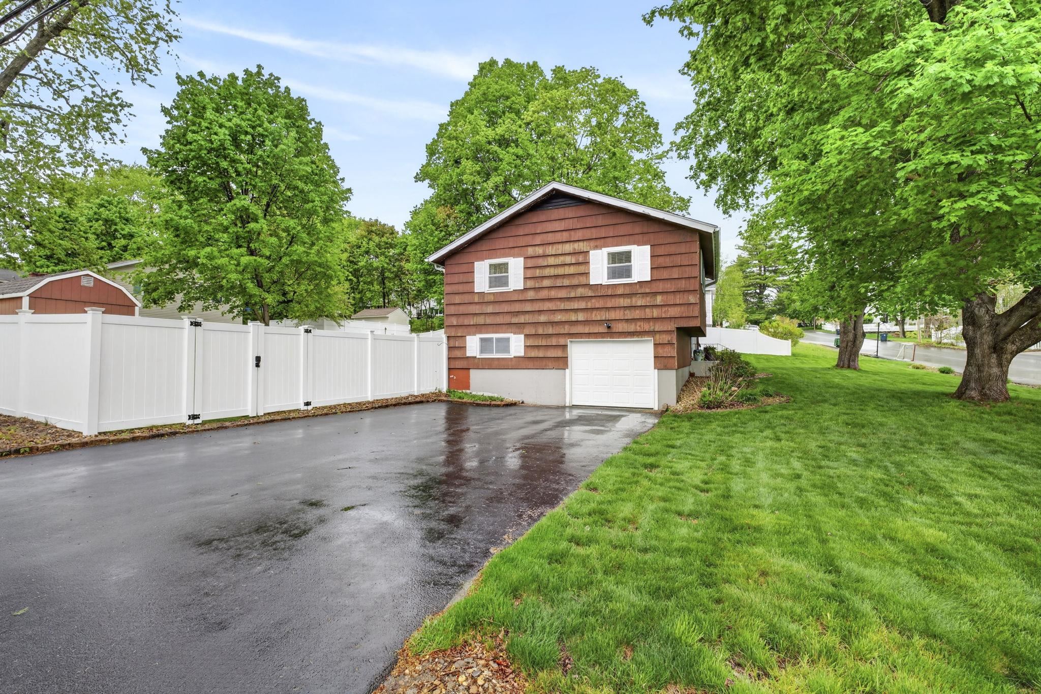 130 Colgate Rd, Nashua, NH 03064