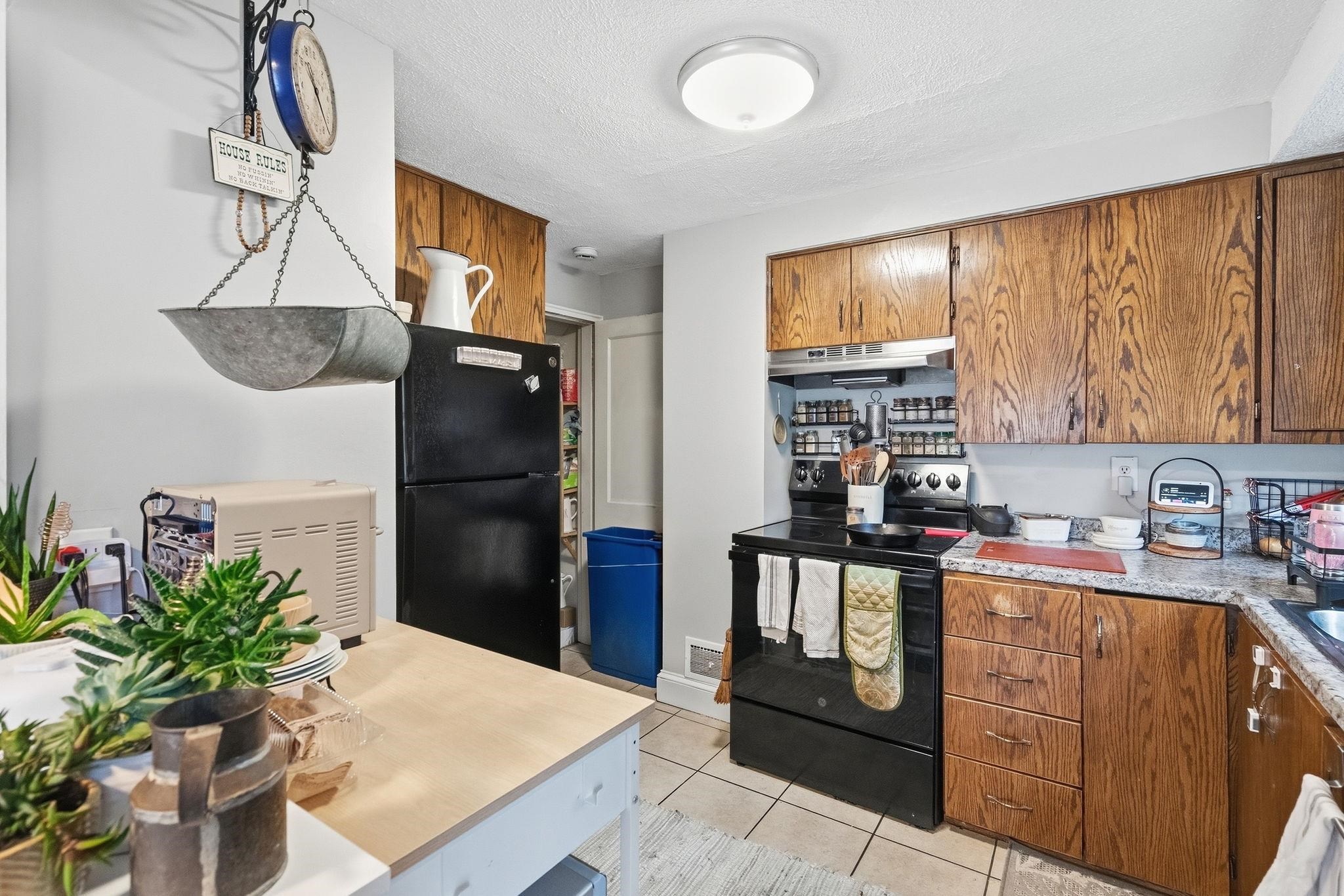 77 Merrow St, Manchester, NH 03104