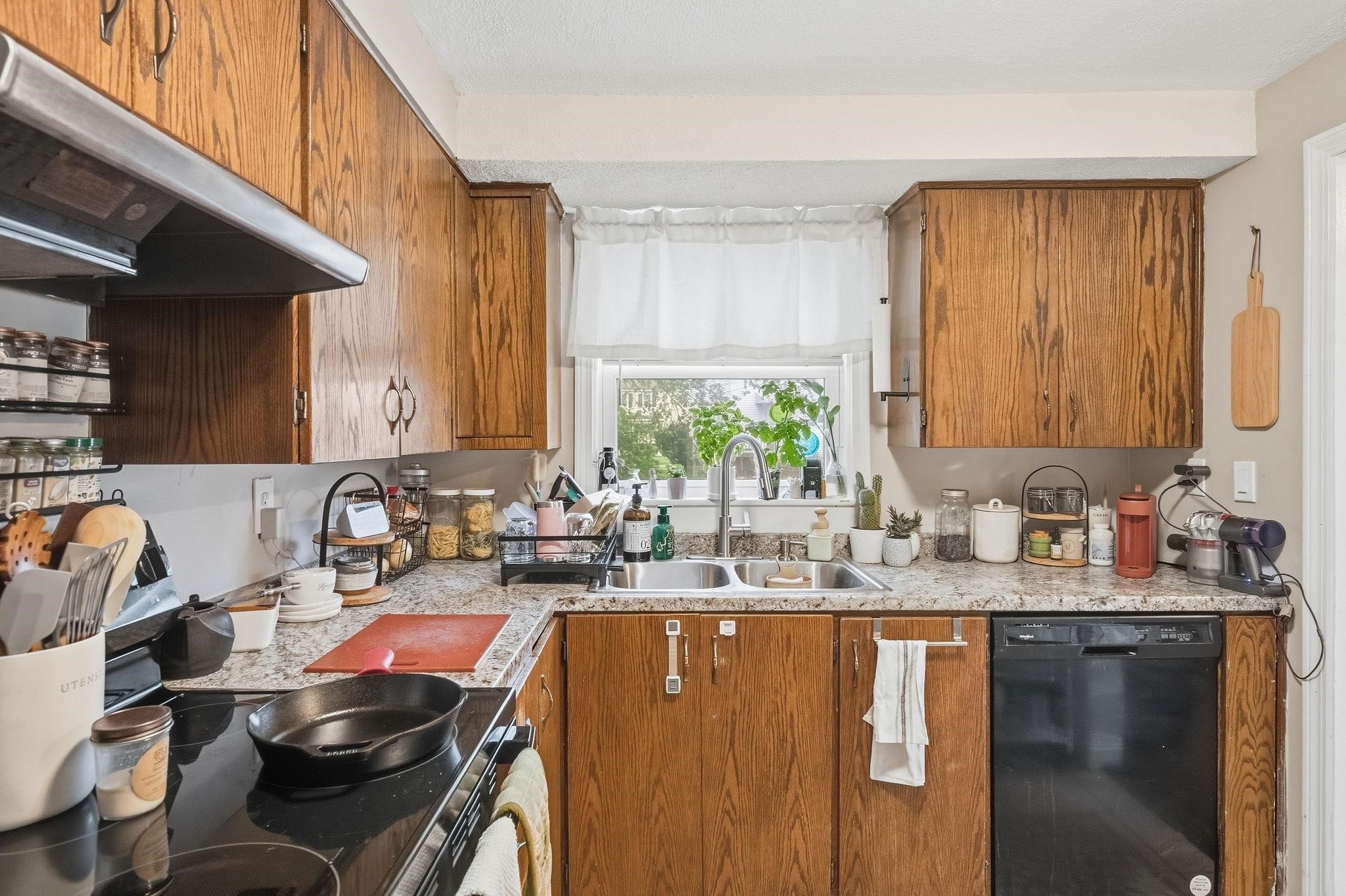 77 Merrow St, Manchester, NH 03104