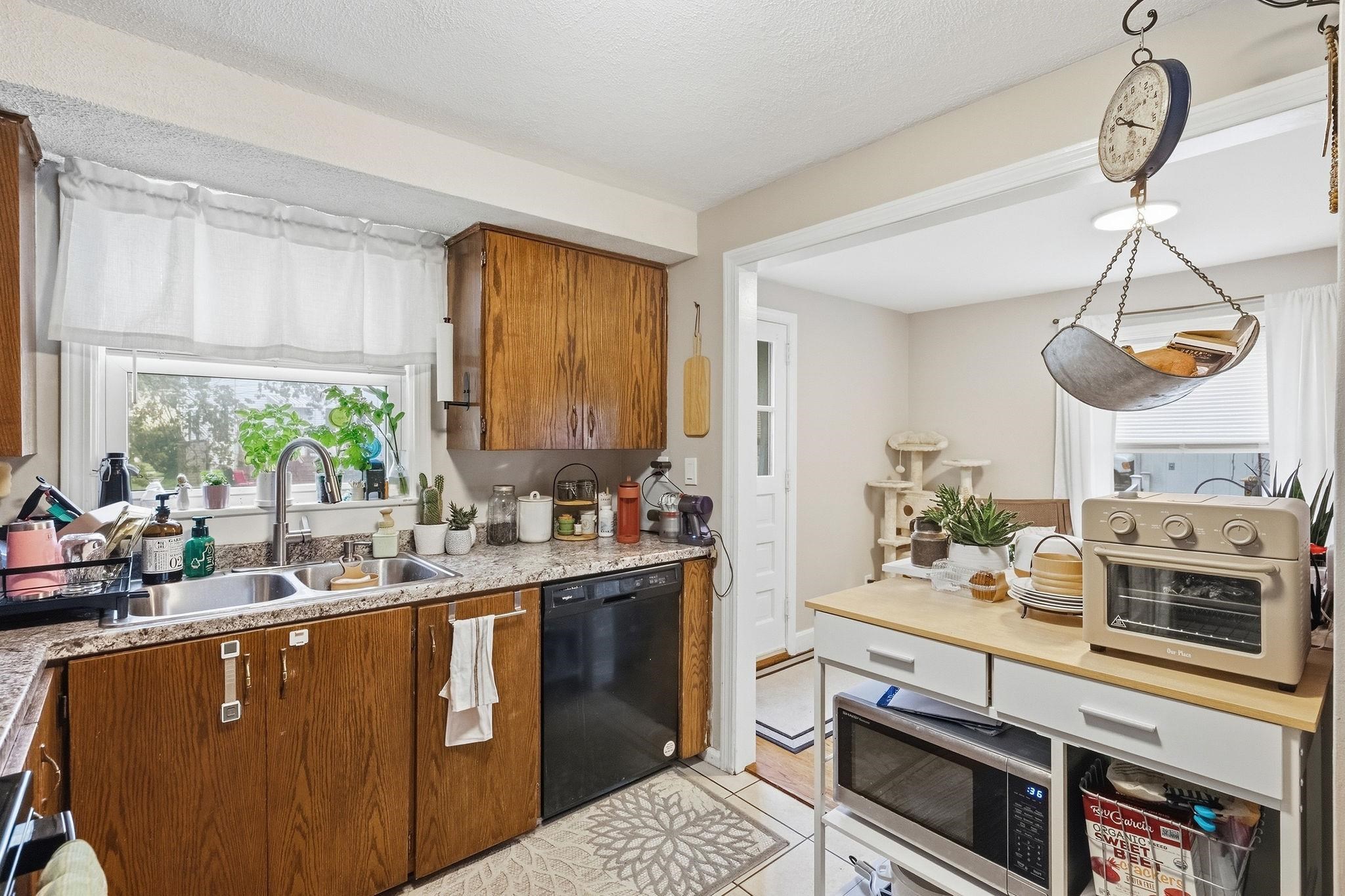 77 Merrow St, Manchester, NH 03104