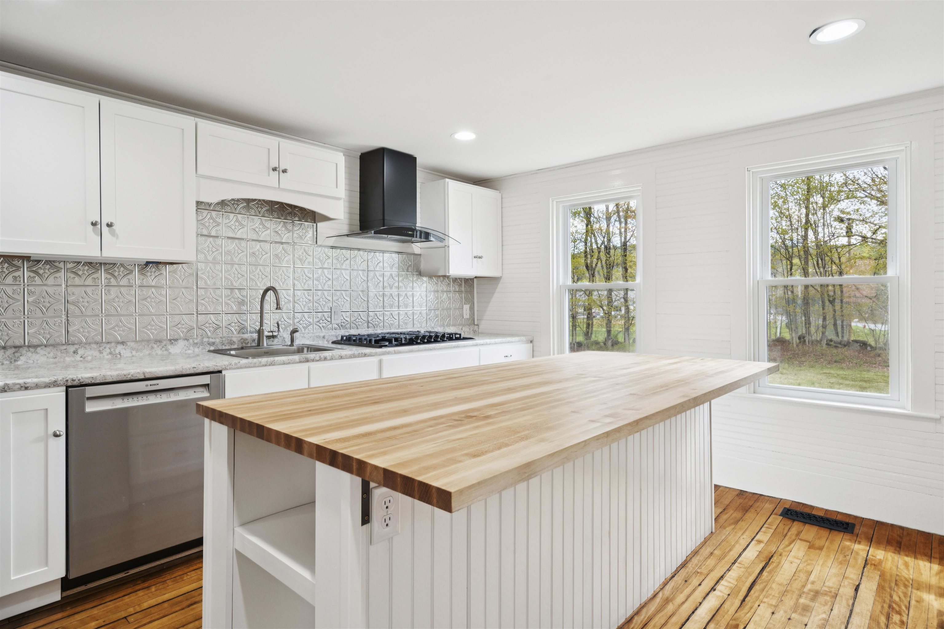 46 North Rd, Sunapee, NH 03782