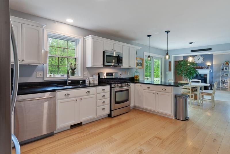 80 Ridgetop Ln, Henniker, NH 03242