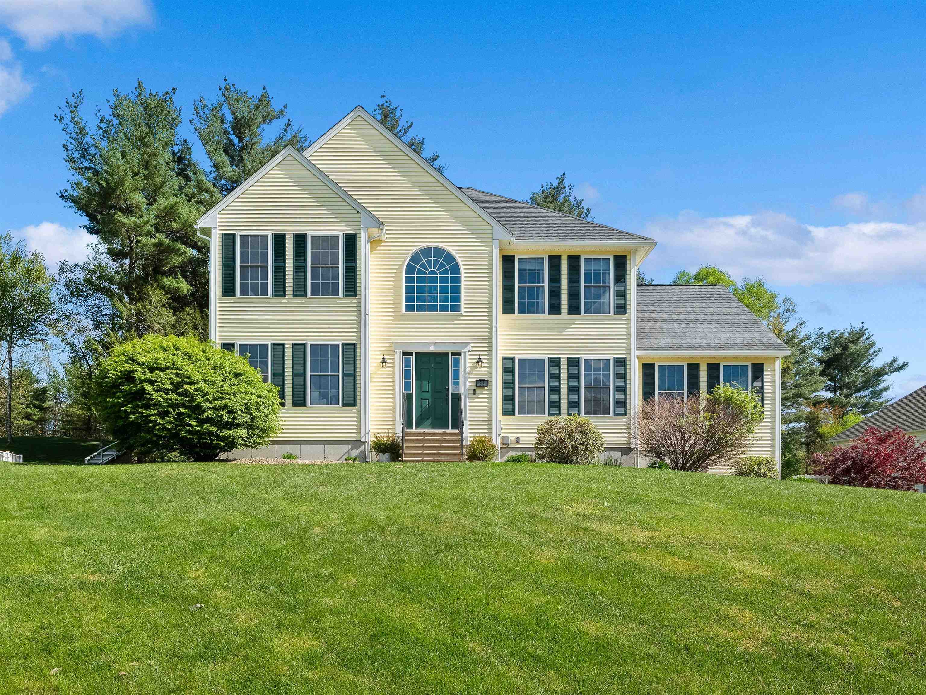 28 Bradford Cir, Hudson, NH 03051