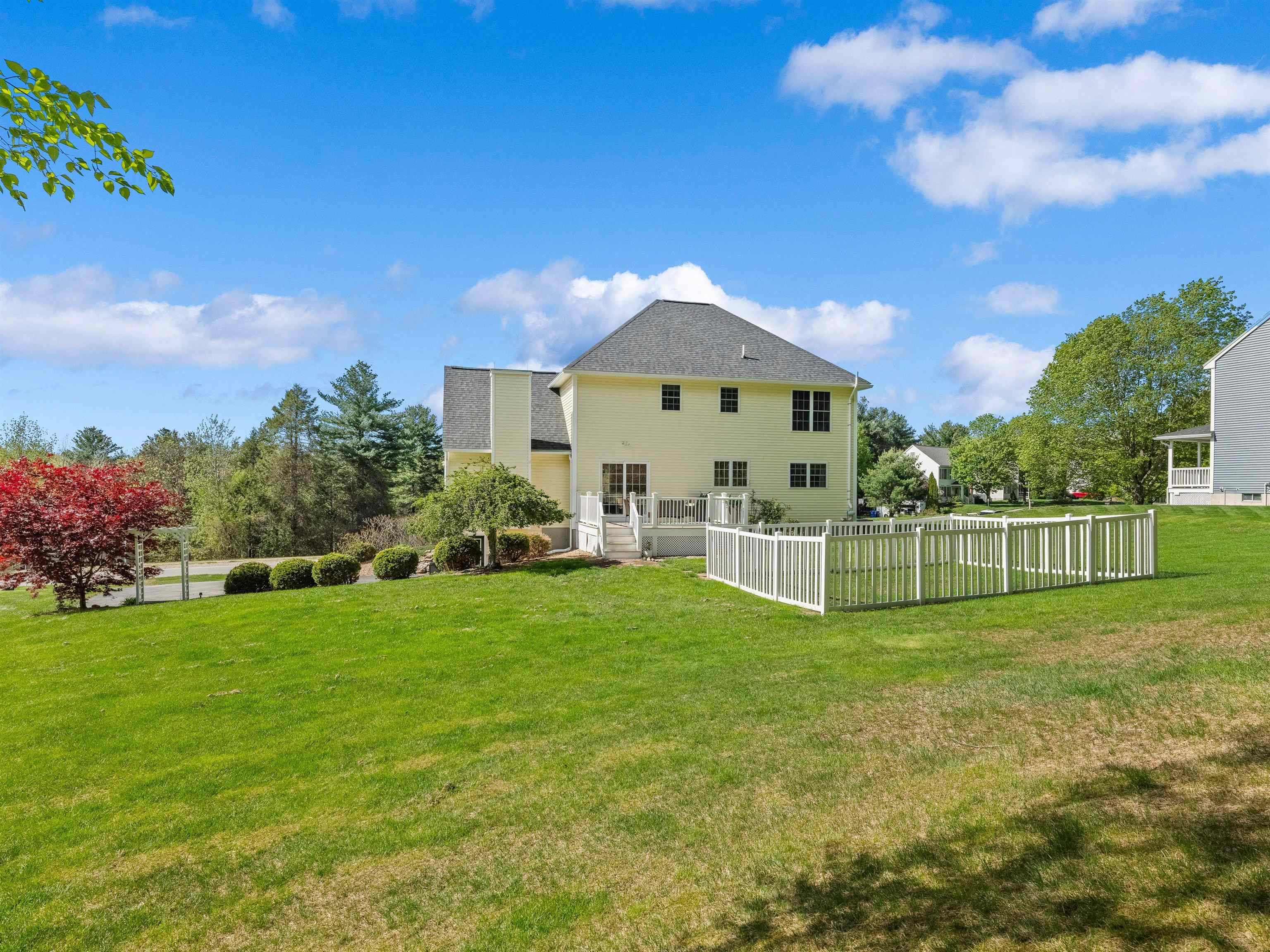28 Bradford Cir, Hudson, NH 03051