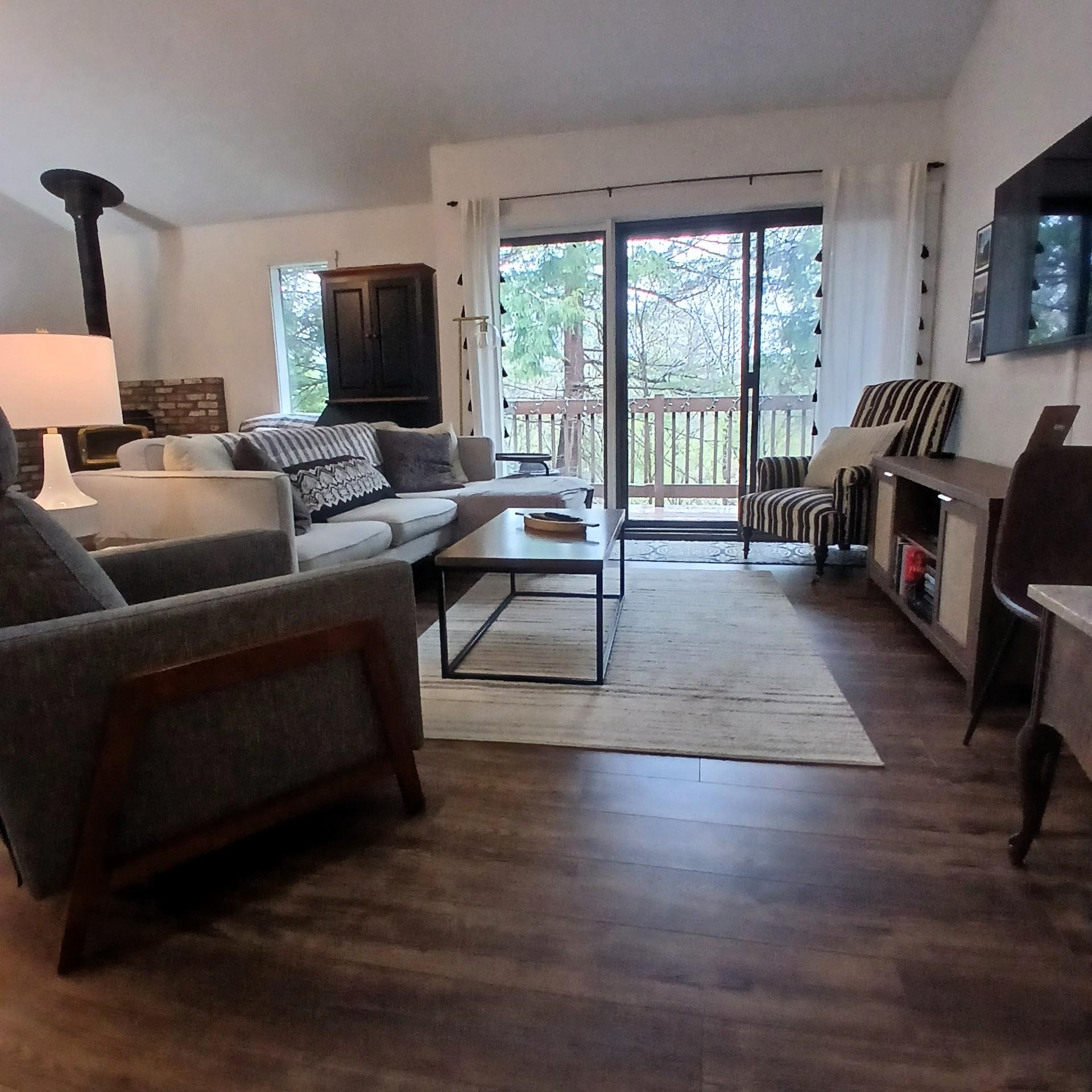 Livingroom and Deck 25285483