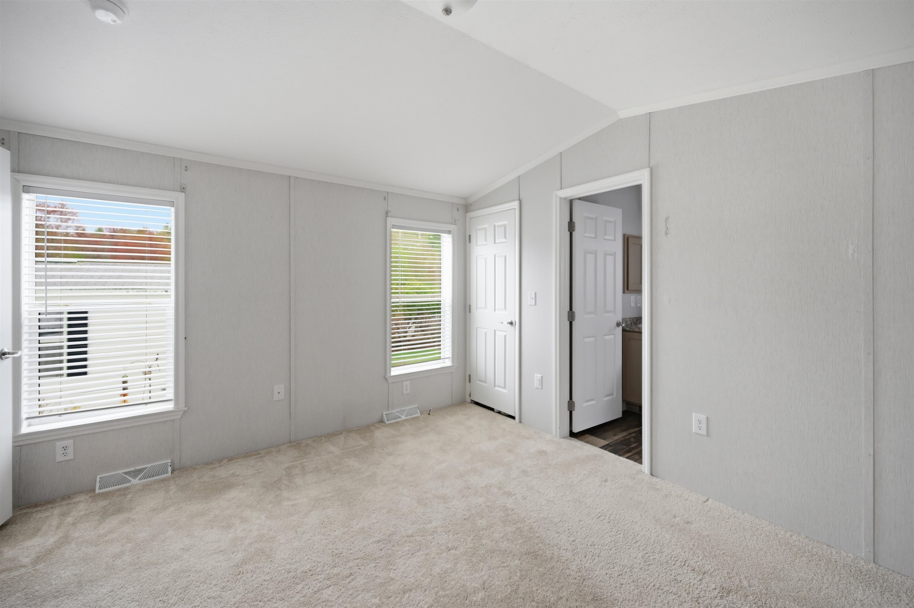 4 Roby Ln, Lee, NH 03861