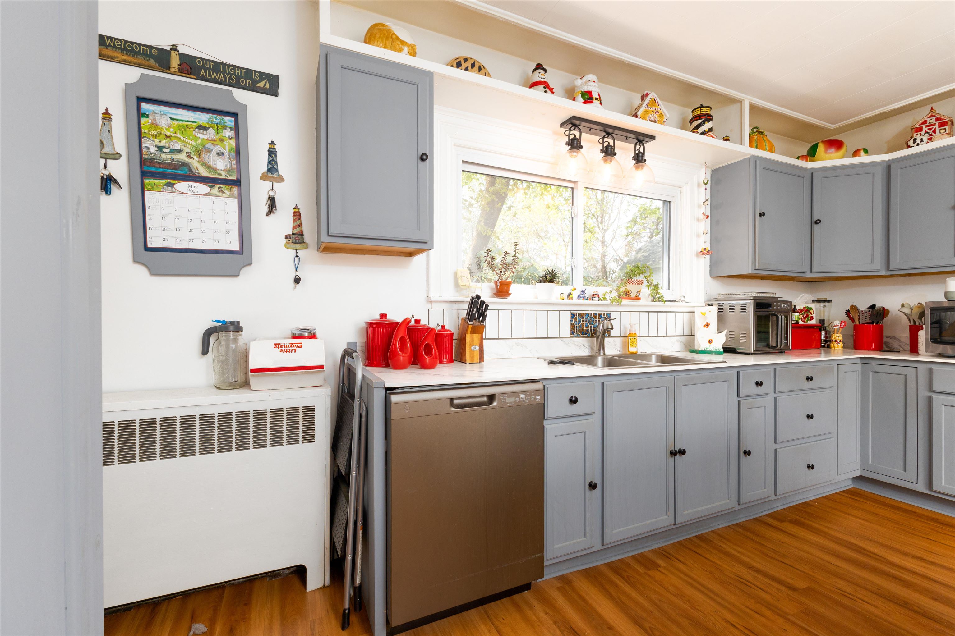 A well appointed kitchen that connects to back porch 25198572