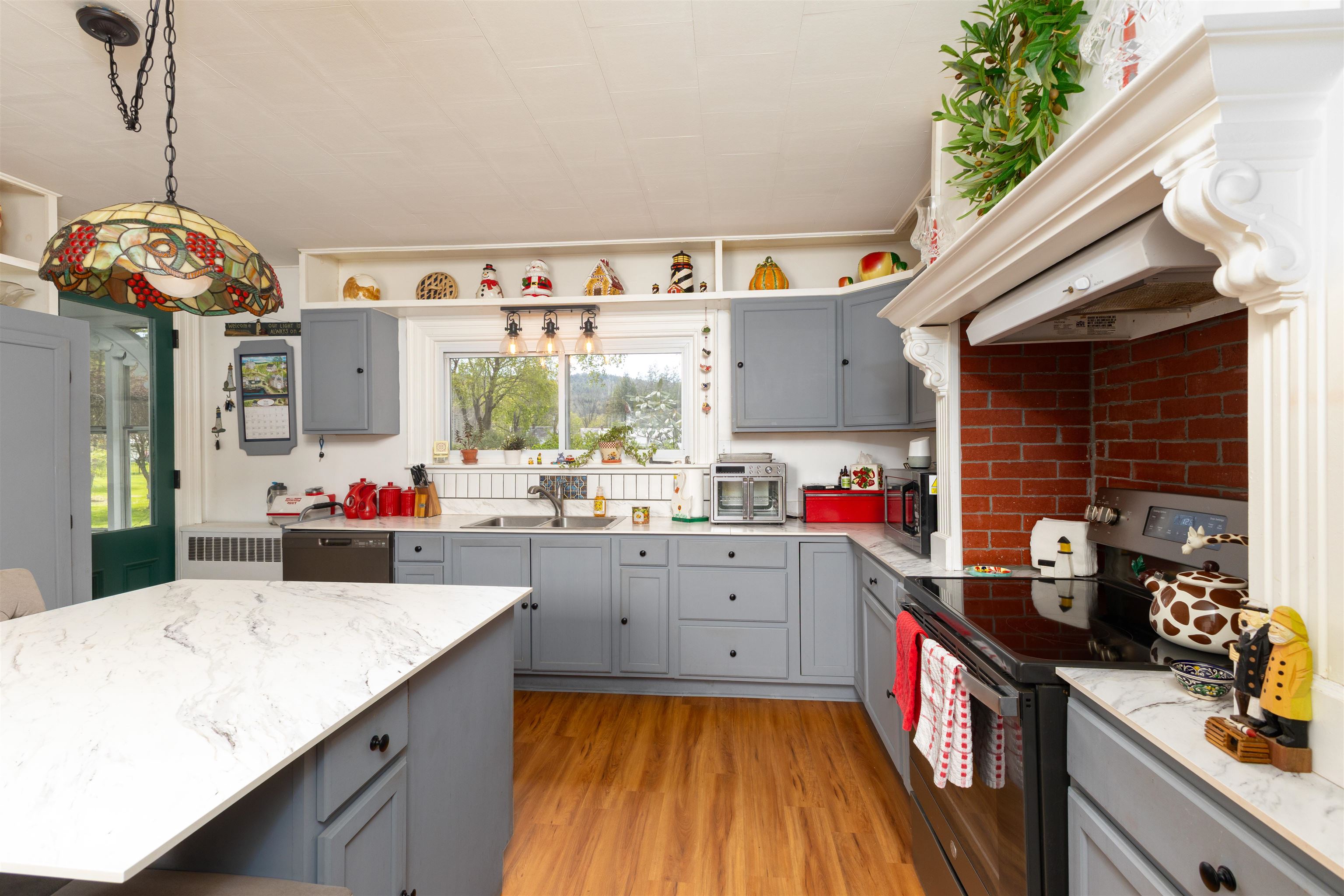 Sink windows look out over the great yard 25198552