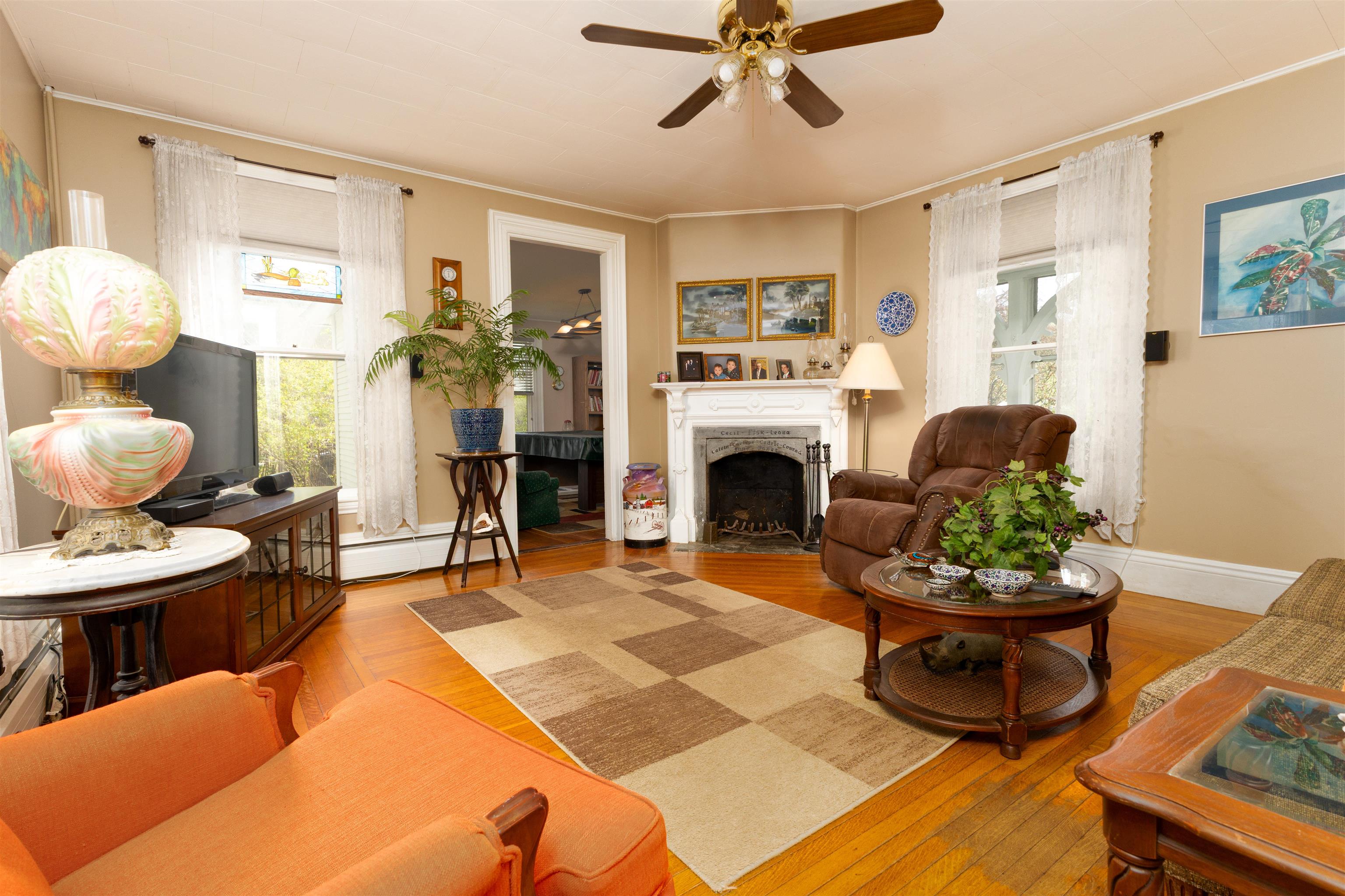 Carlton Fisk mantle livingroom connects to billard room 25198569