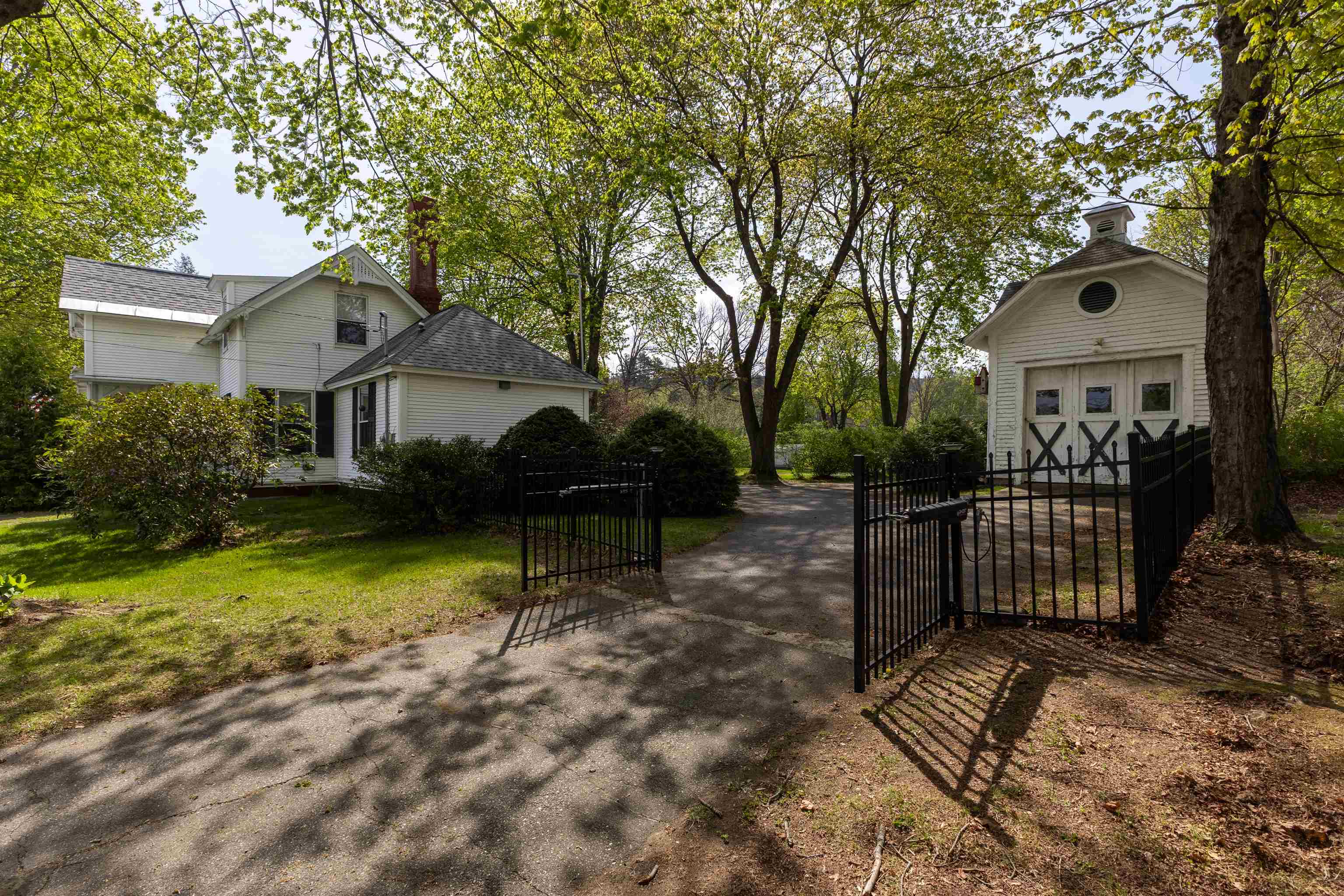 Right driveway, large lawn 25198616