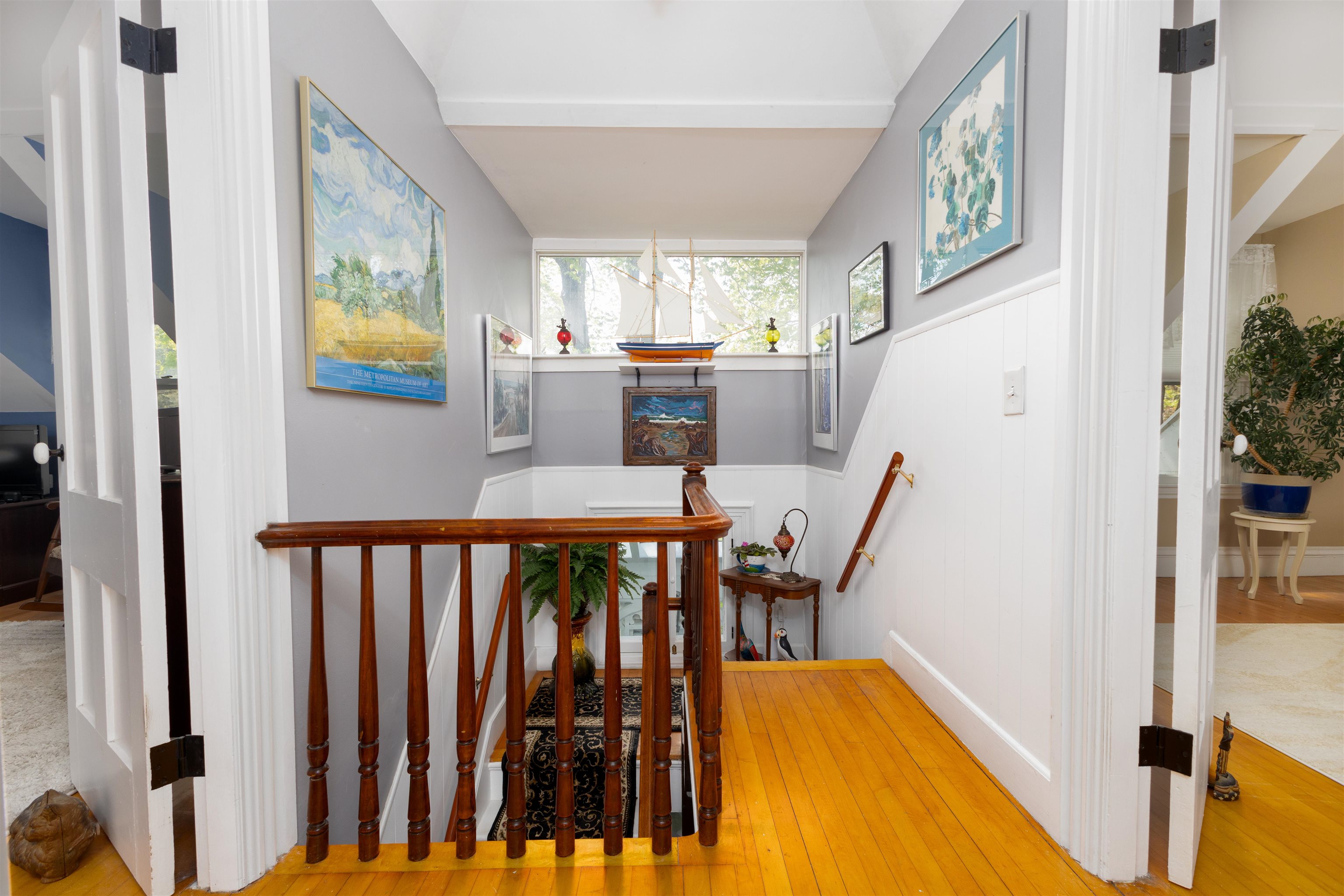 Second floor hall with good natural light 25198566