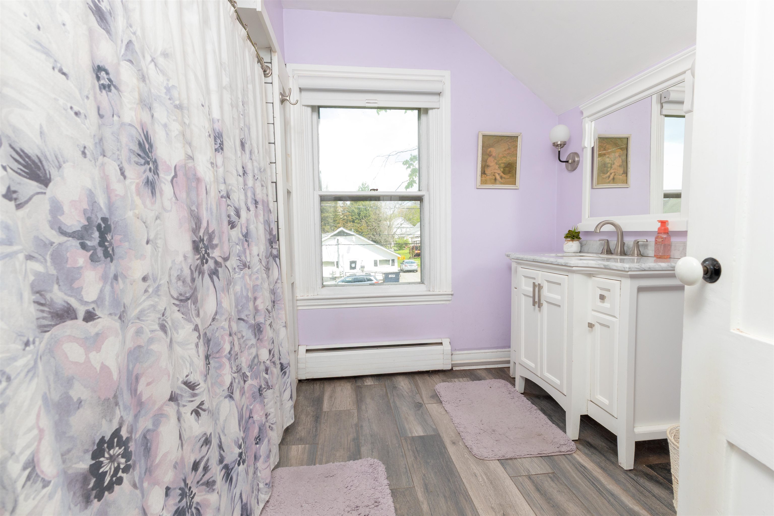 Second floor full bathroom 25198561