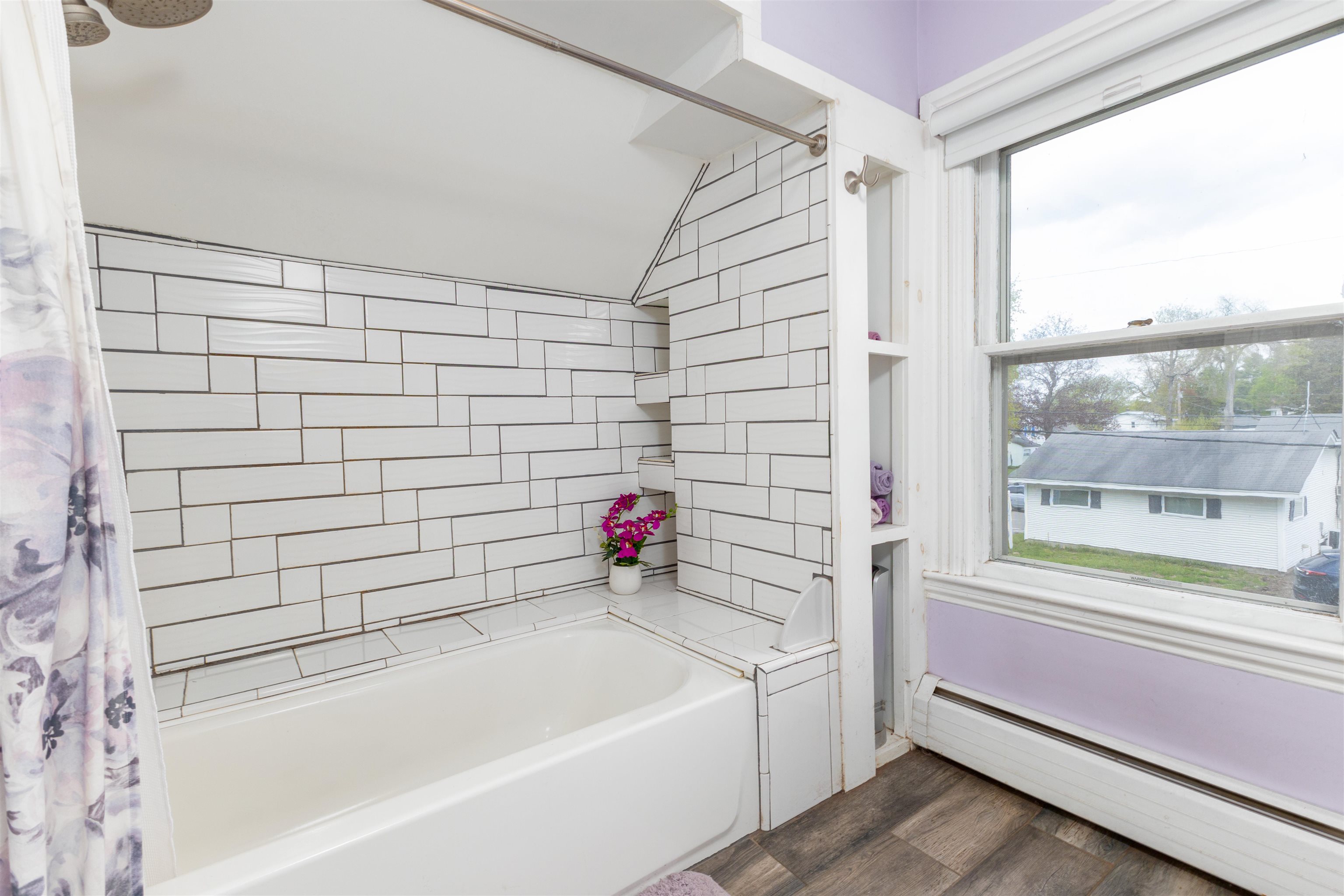 Second floor full bathroom 25198559