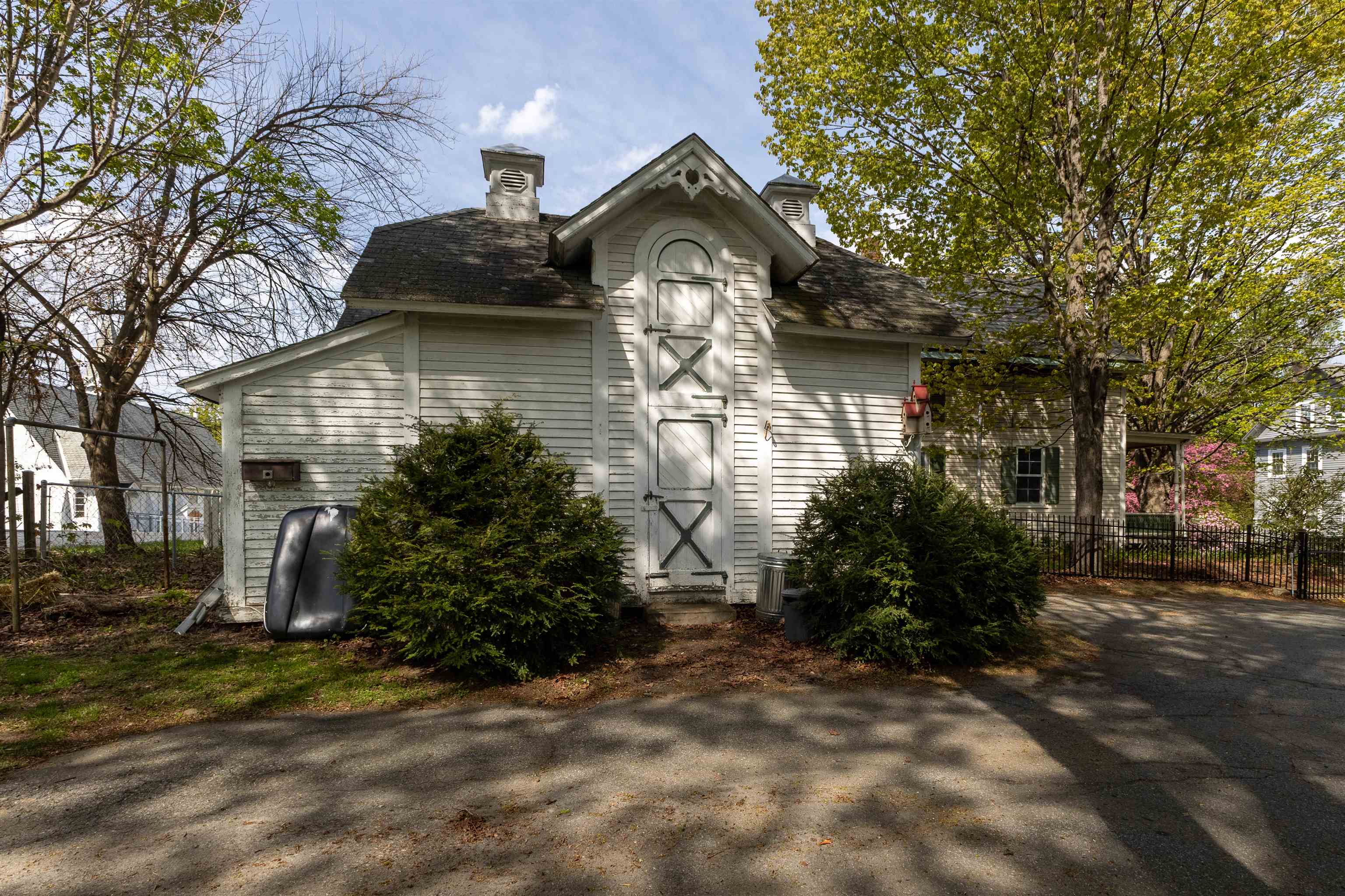Lovely architecture of the garage 25198599