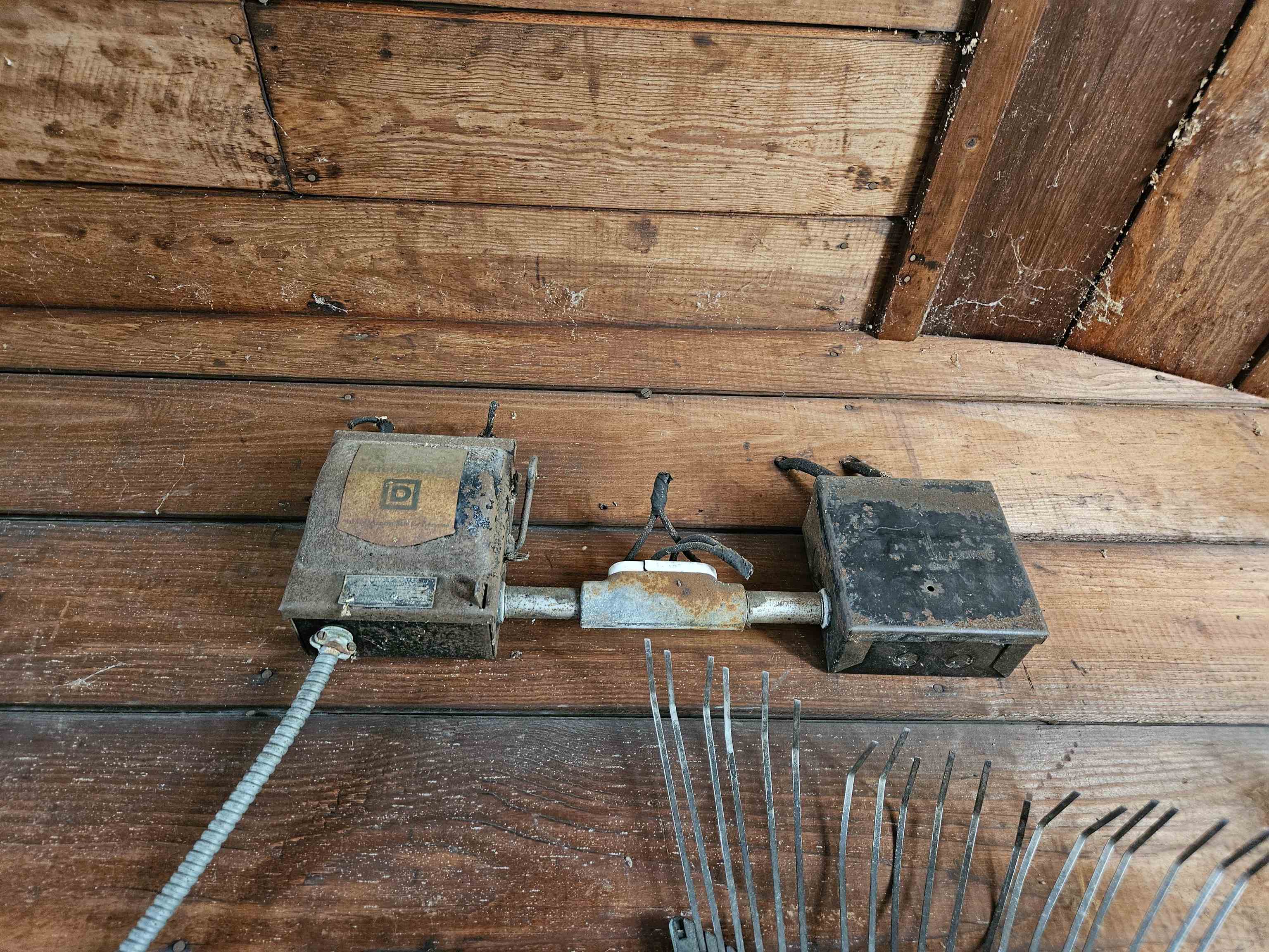 Garage power is not active & needs a new roof 25184477