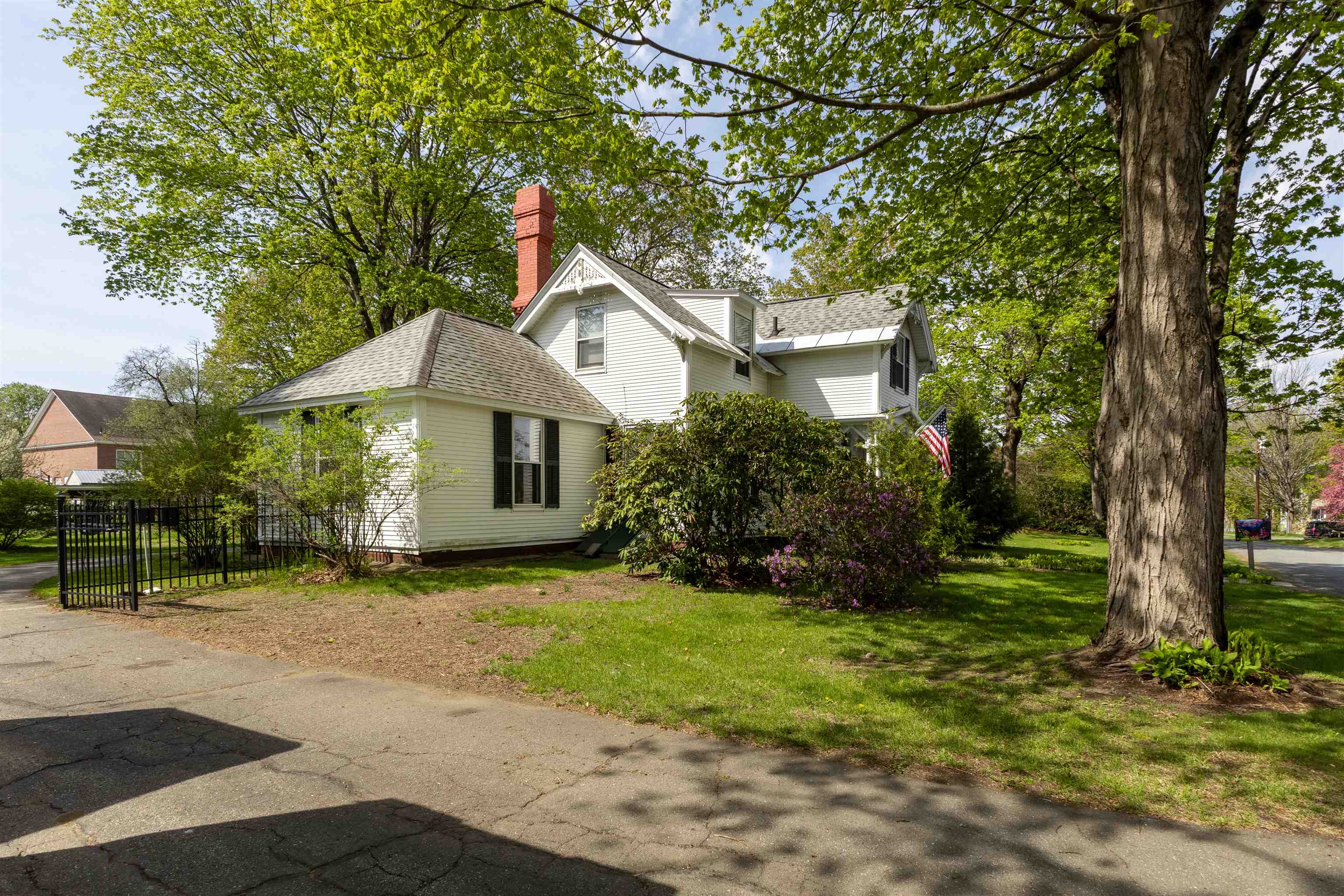 From left circular driveway 25198583