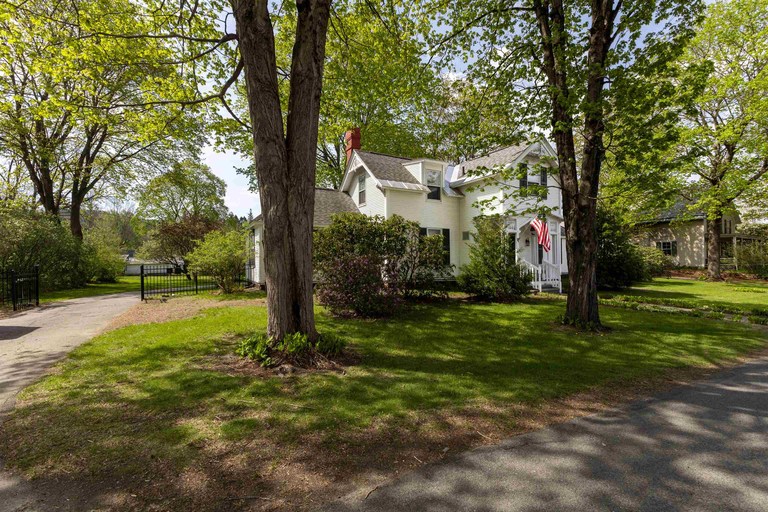 Left side of  home and gate 25198579