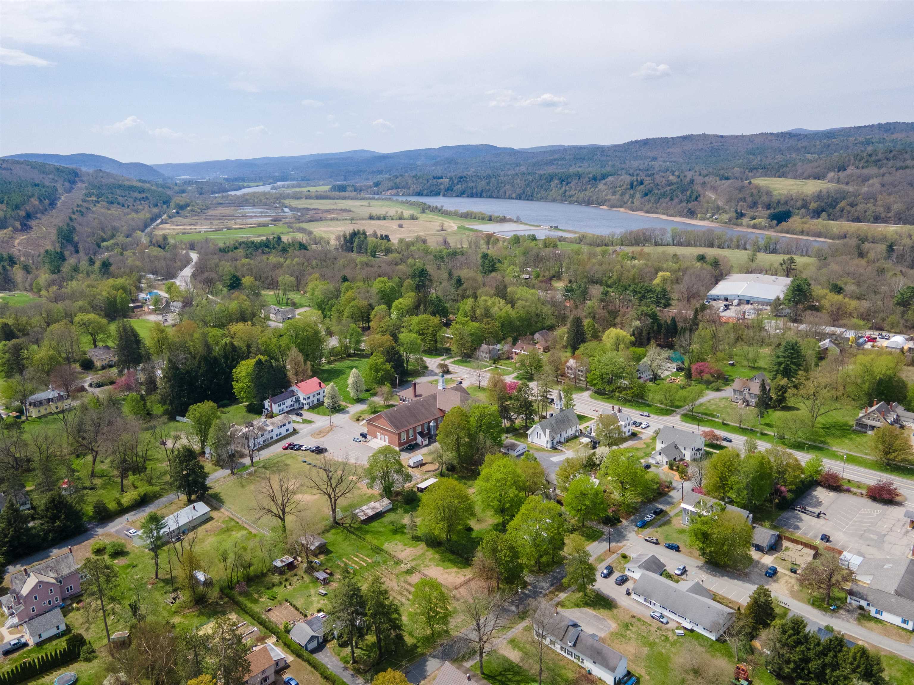 Charlestown boat land on this river is 5 minutes away 25198633