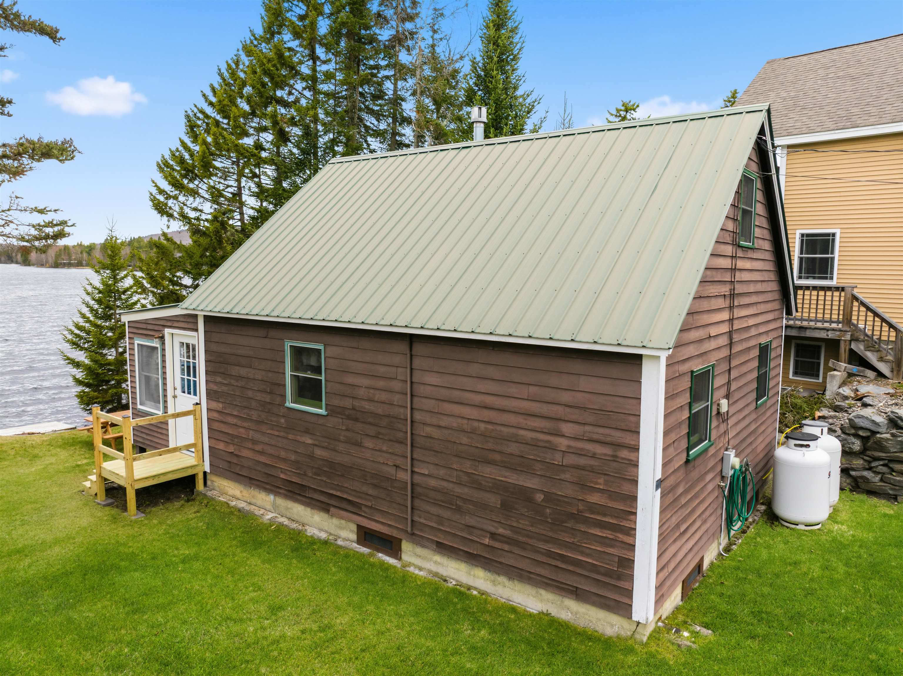211 Beach Rd, Pittsburg, NH 03592