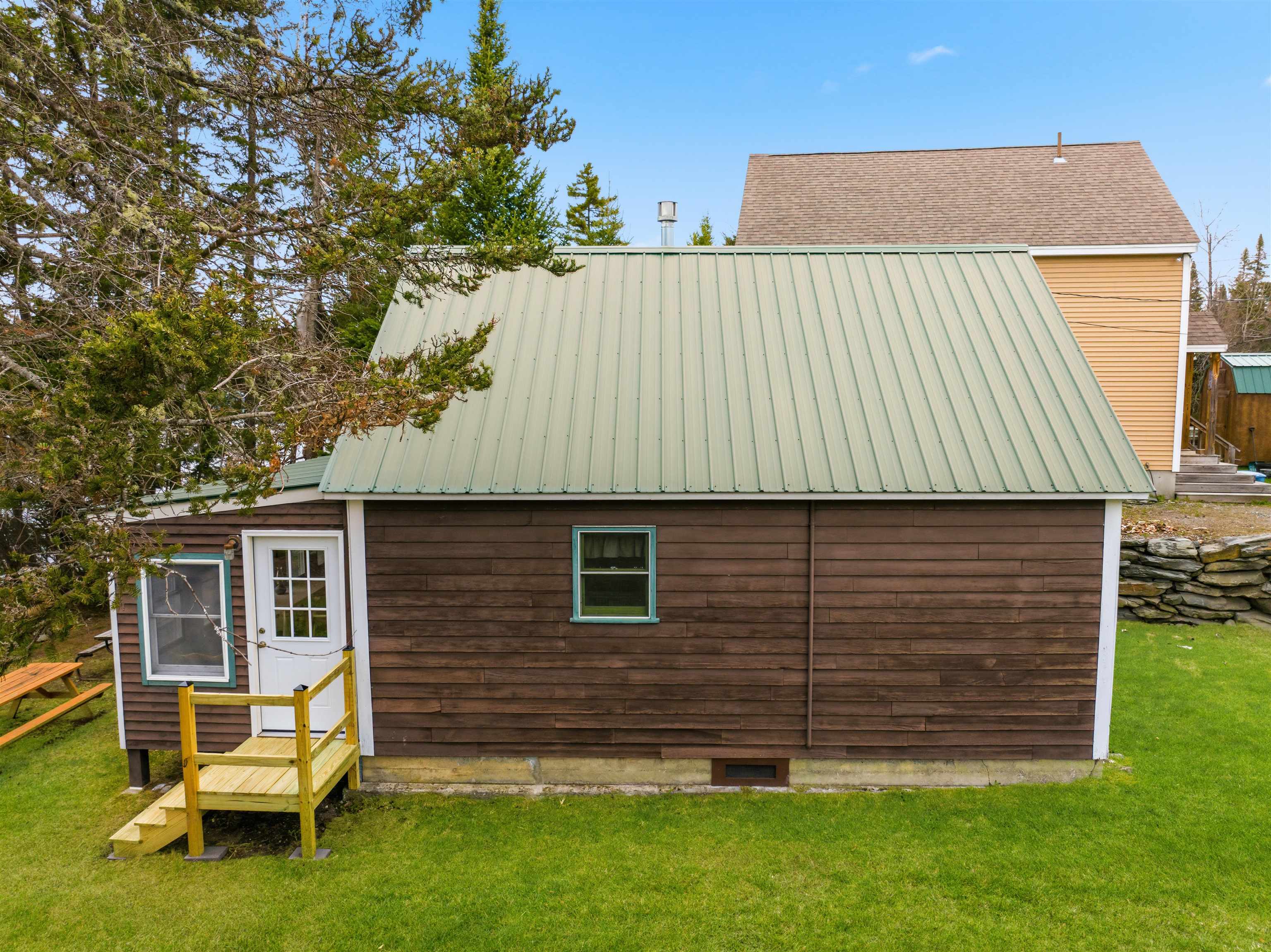 211 Beach Rd, Pittsburg, NH 03592
