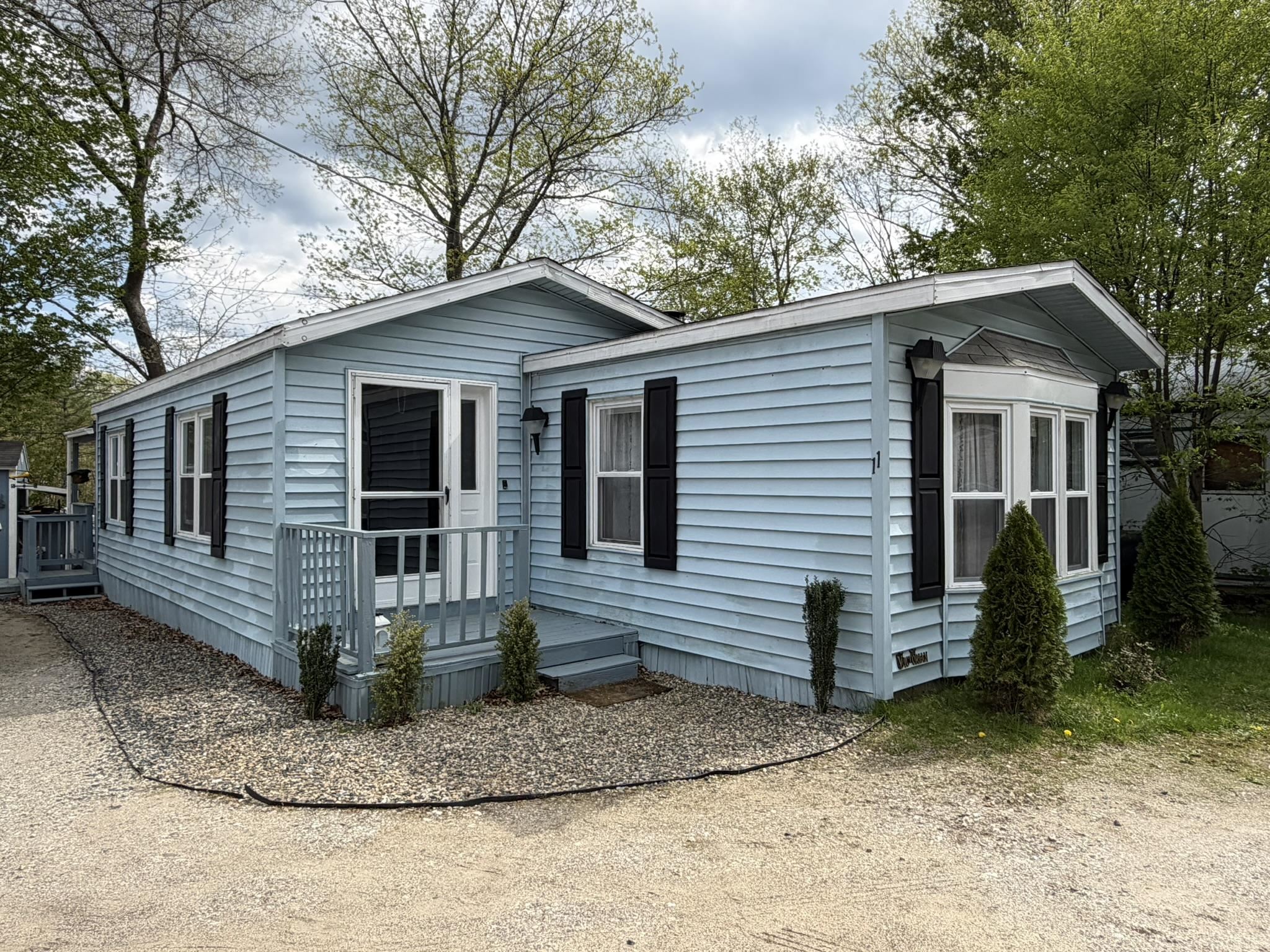 11 Christmas Tree Mobile Home Pk, Epsom, NH 03234