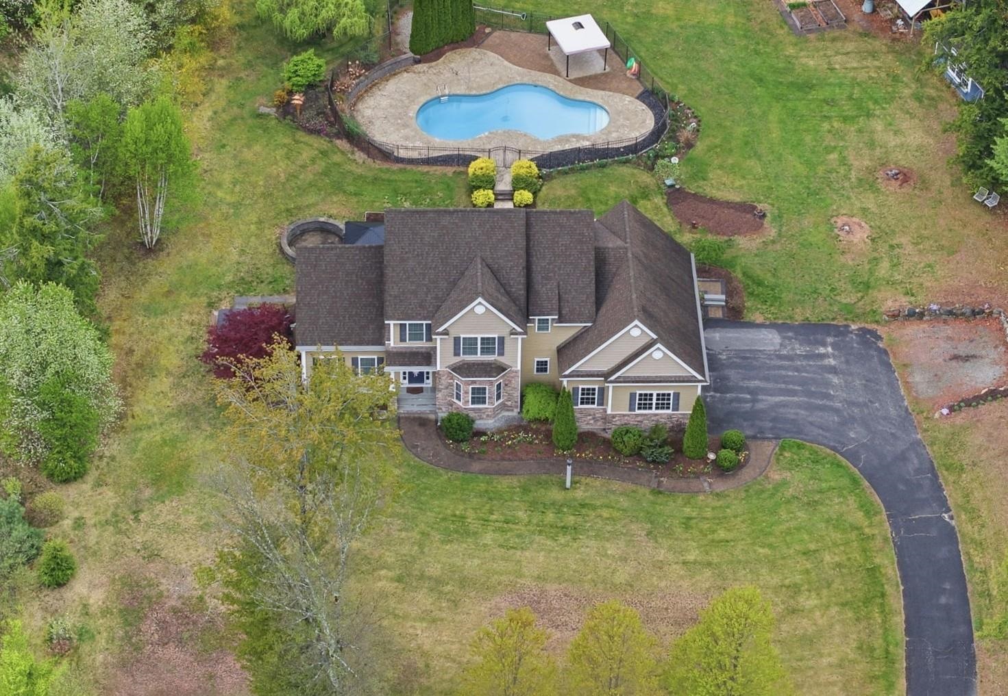 76 Christian Farm Dr, New Boston, NH 03070