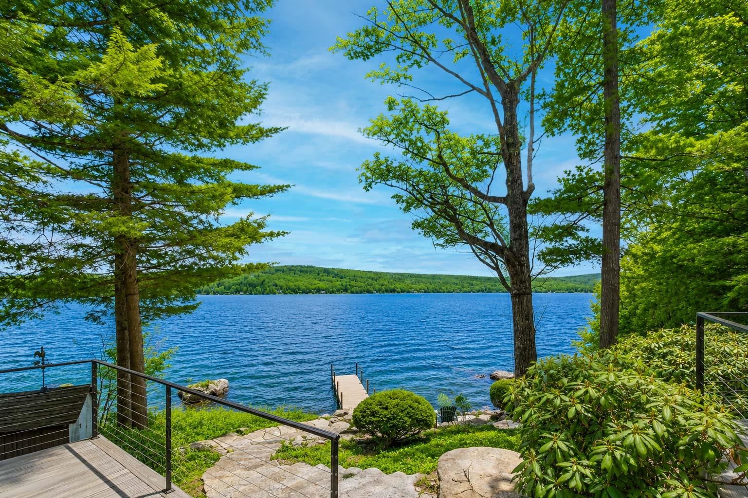 986 Lakeshore Dr, New London, NH 03257