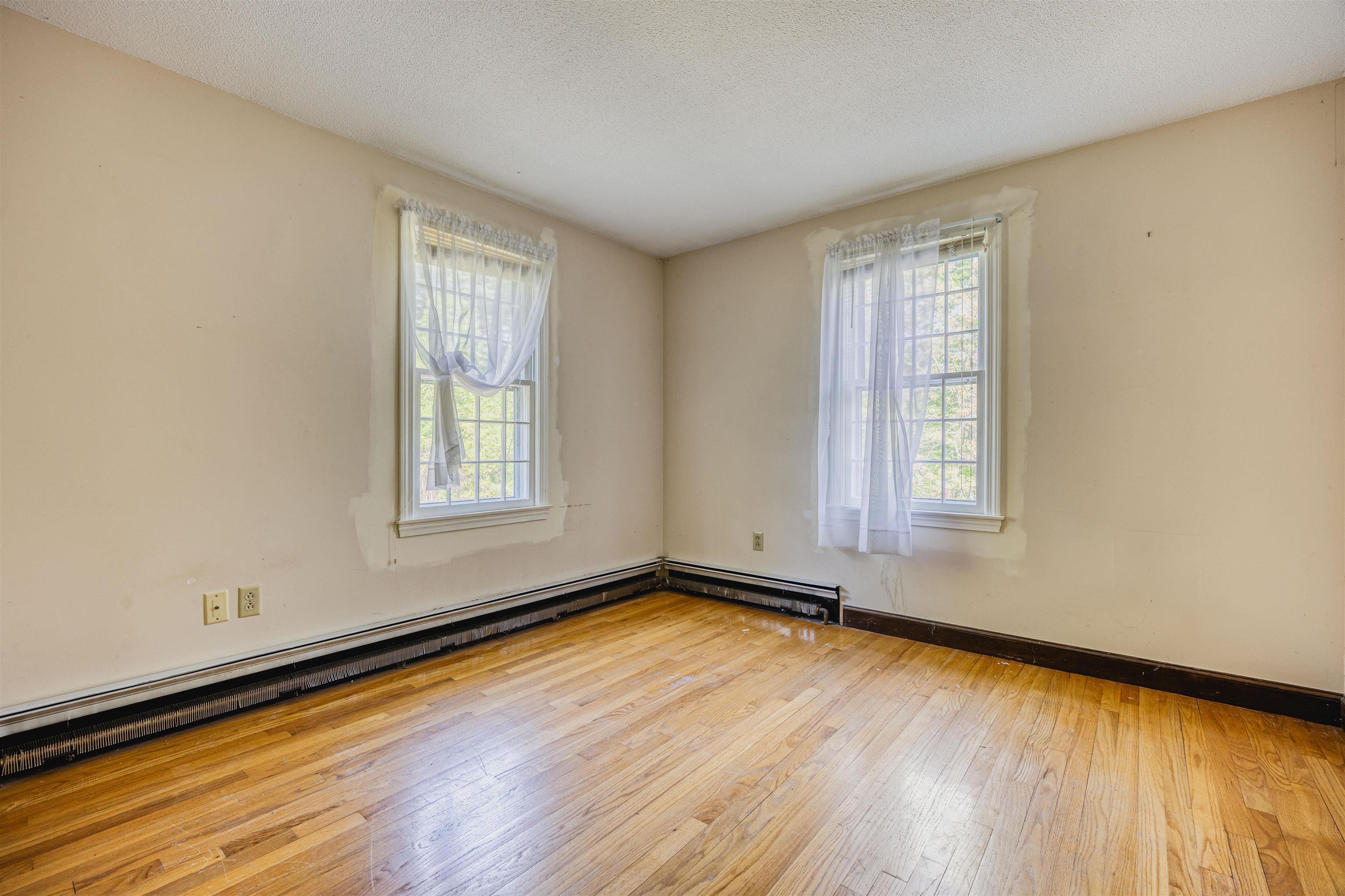 95 Gilcreast Rd, Londonderry, NH 03053