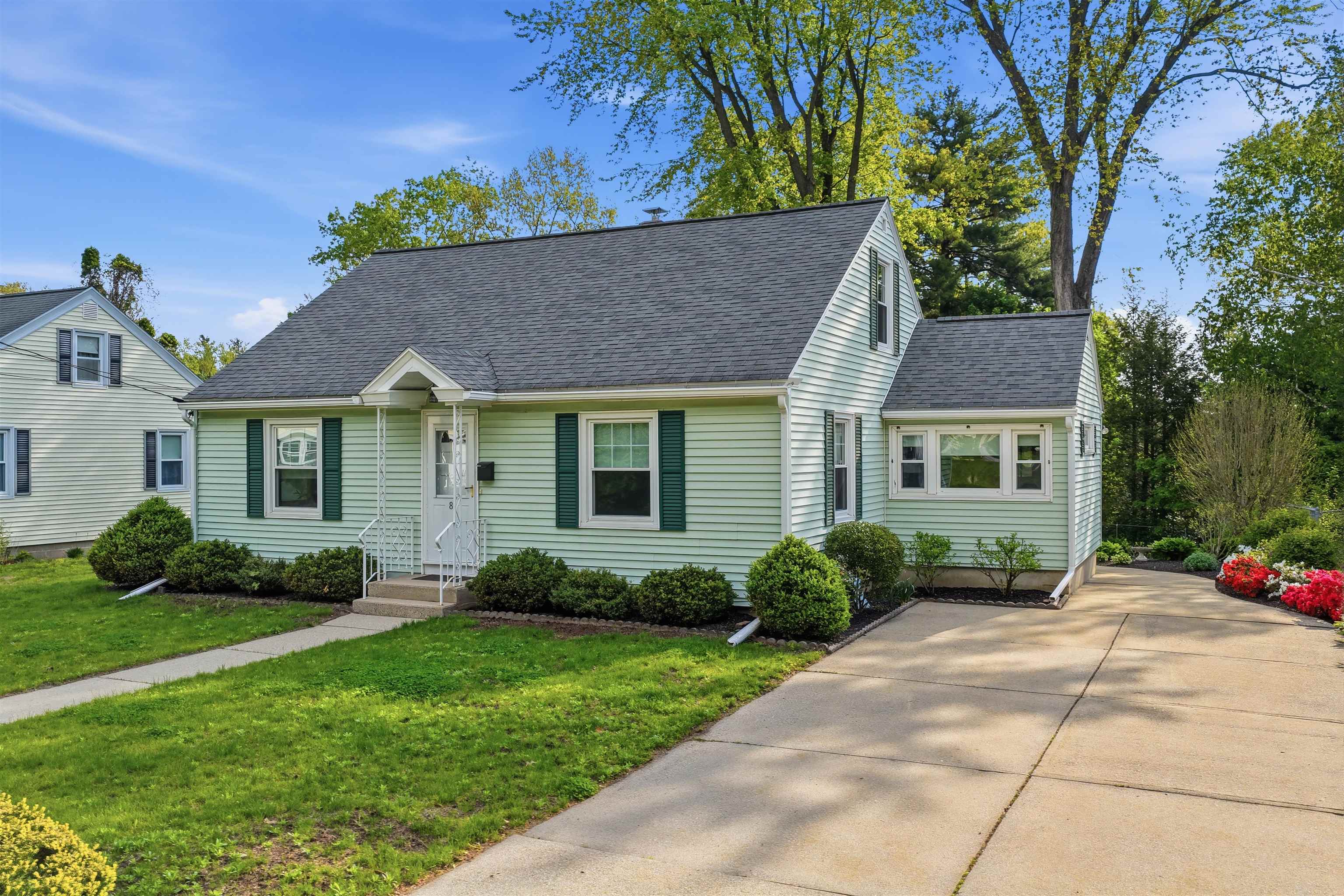 8 Burnham Ave, Nashua, NH 03064